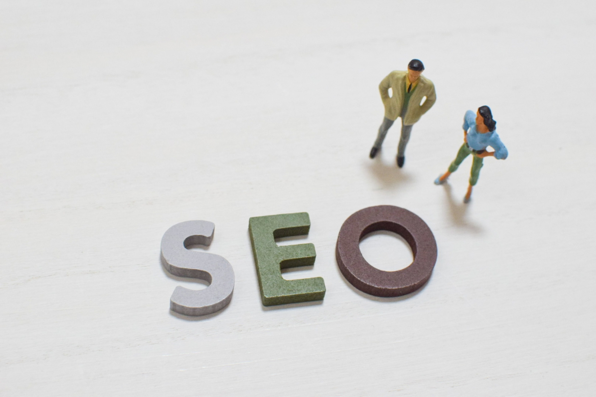SEOの文字が白背景の上に置かれている④