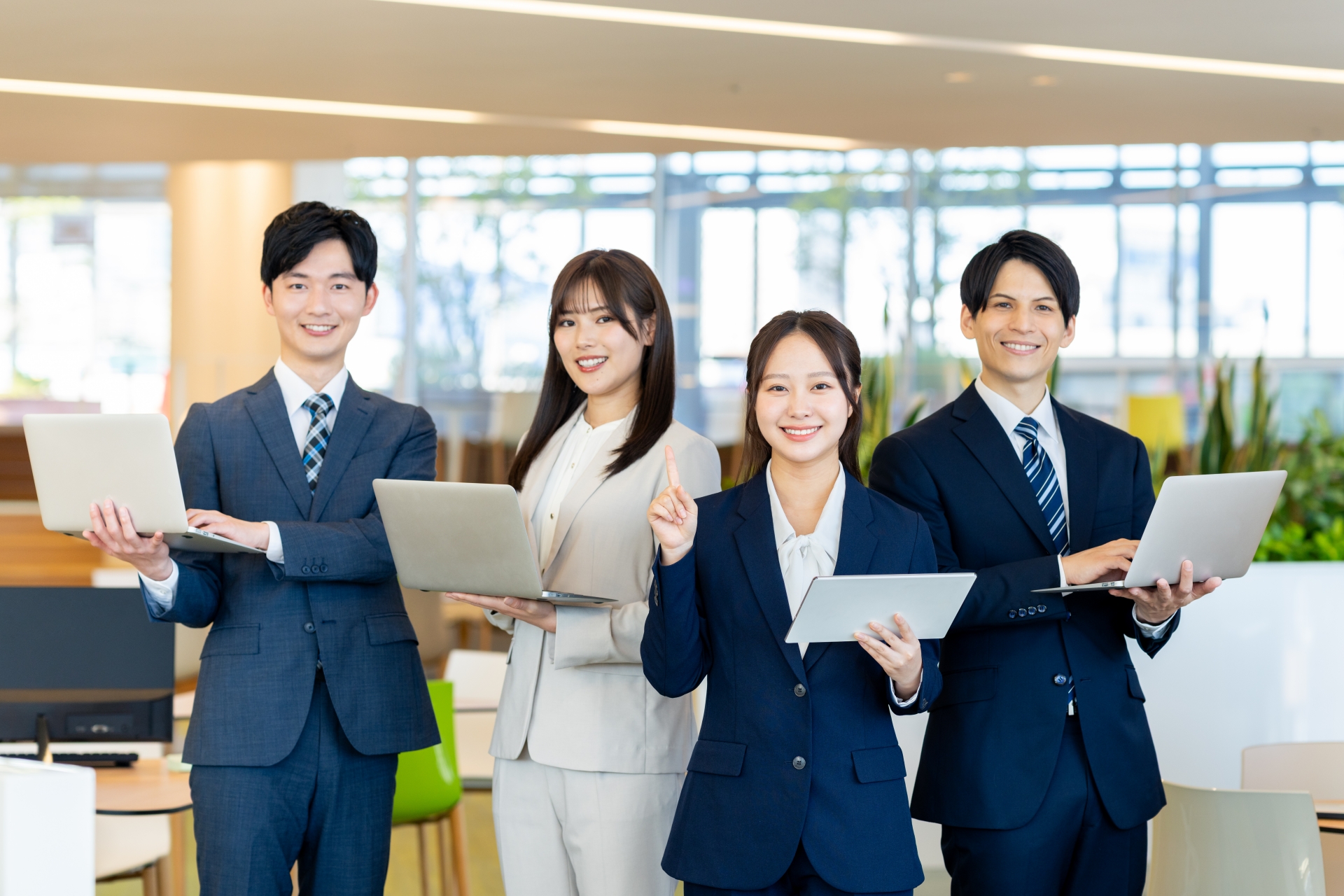 おすすめする若いビジネスマン