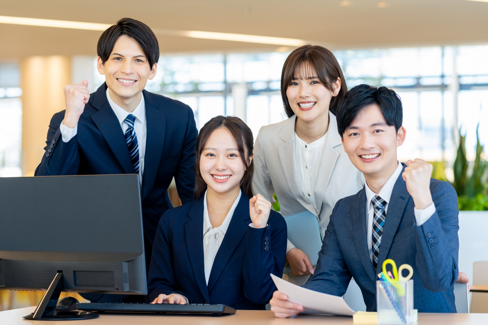 ガッツポーズをするビジネスパーソン
