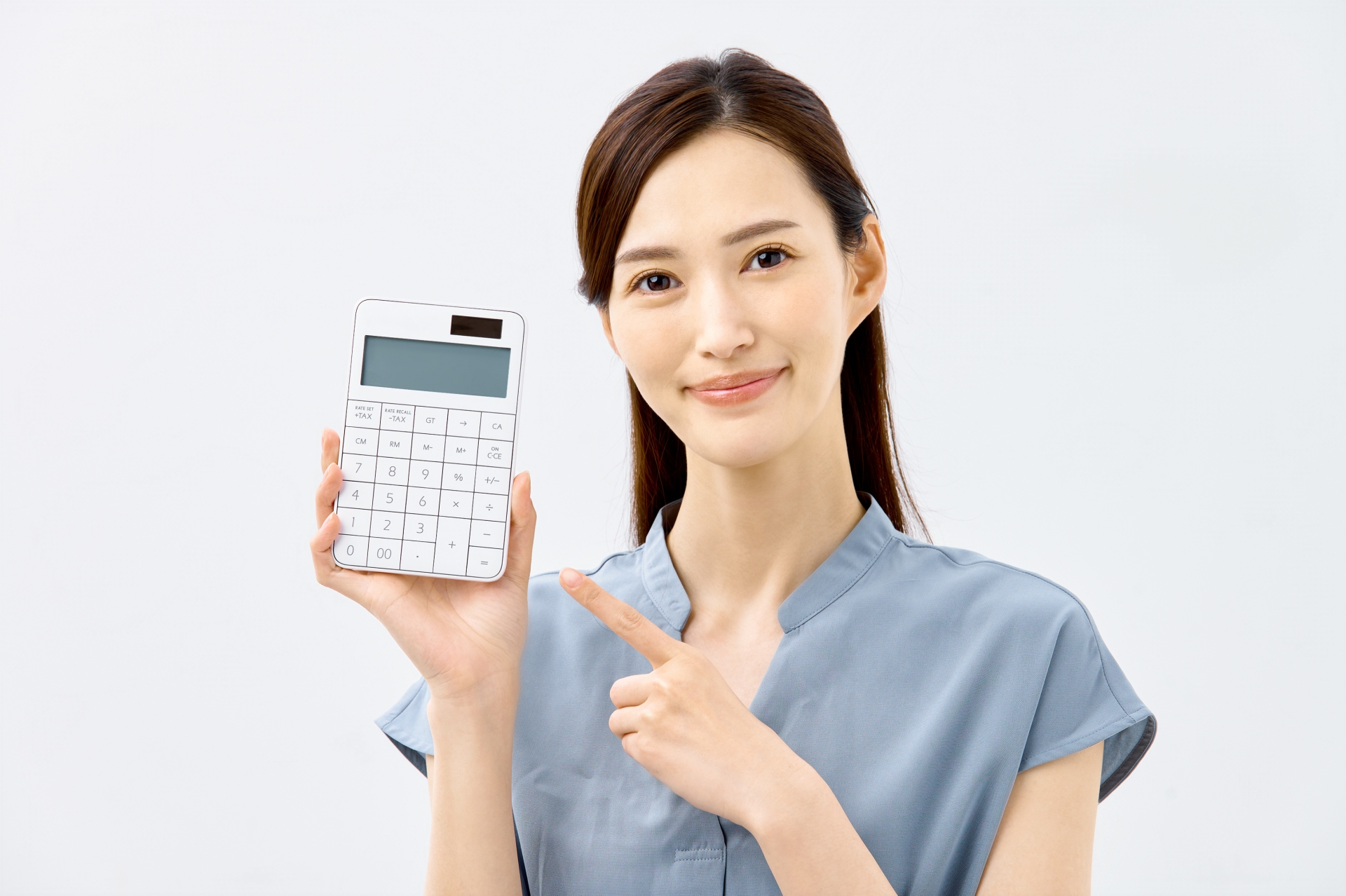 電卓を指さす女性