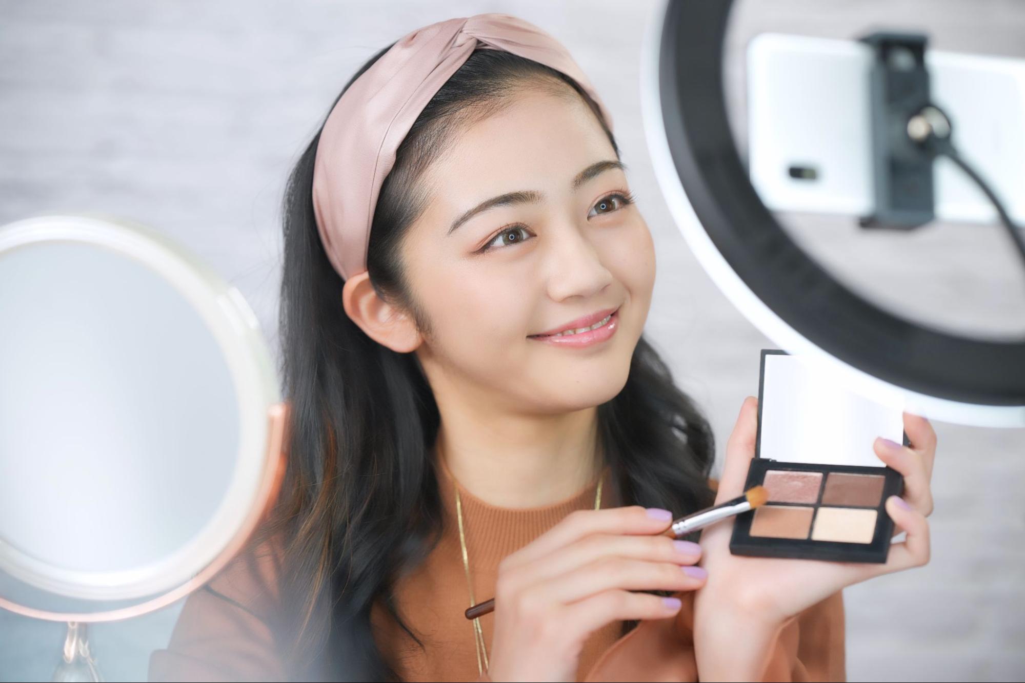 コスメの紹介をする女性