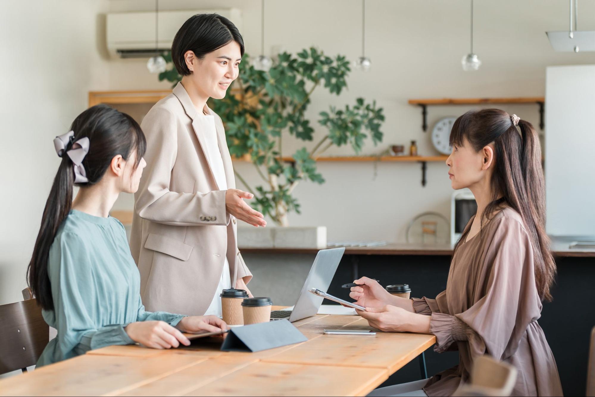 会議をする女性