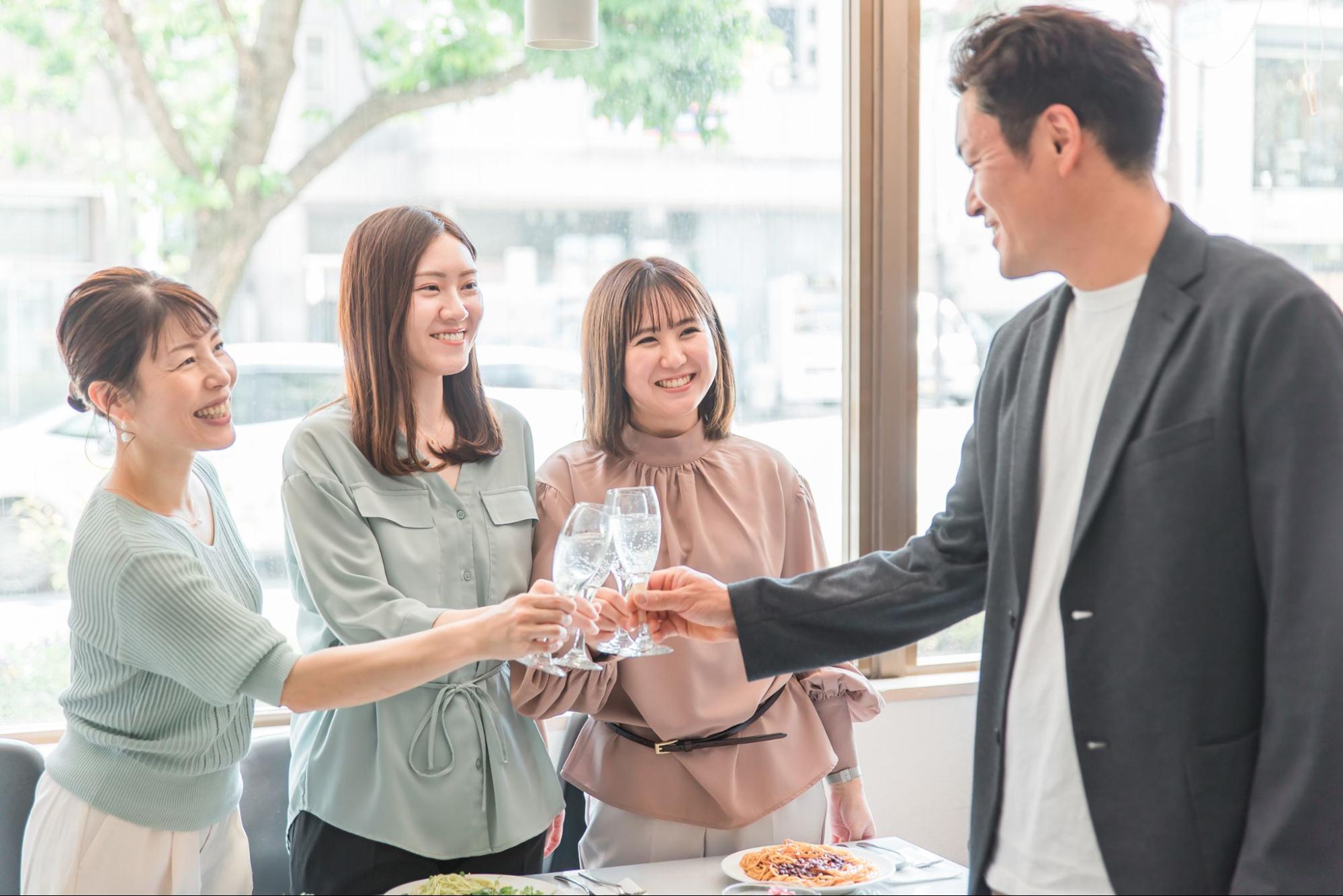 パーティーに参加する日本人の男女