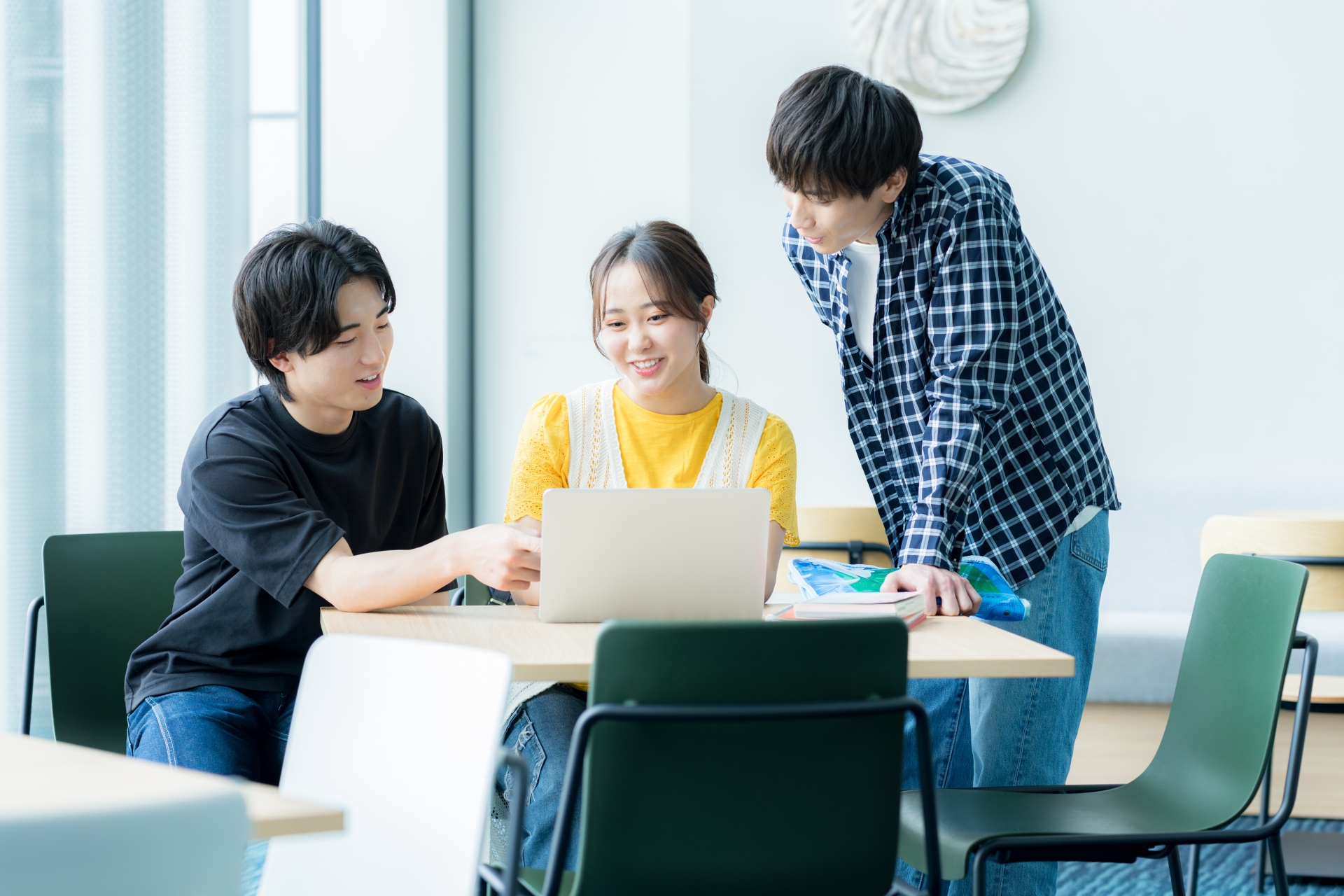 話し合いをする男女