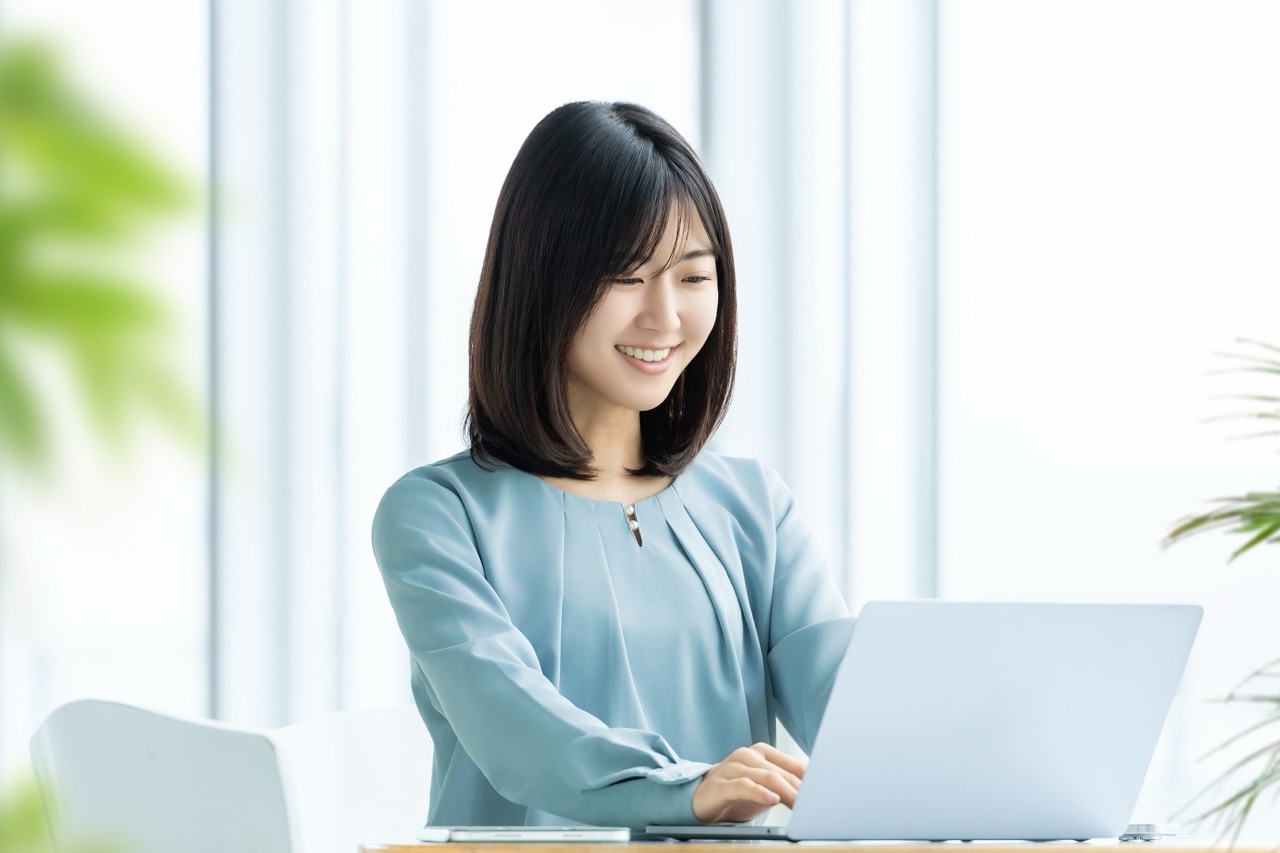 パソコン操作をする女性