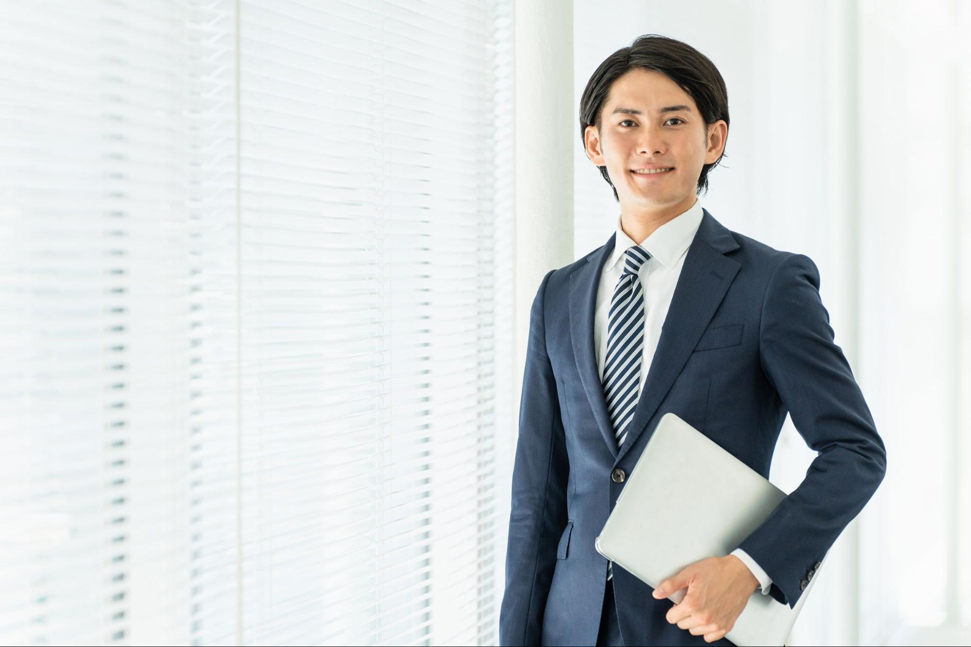 資料を持ったスーツの男性