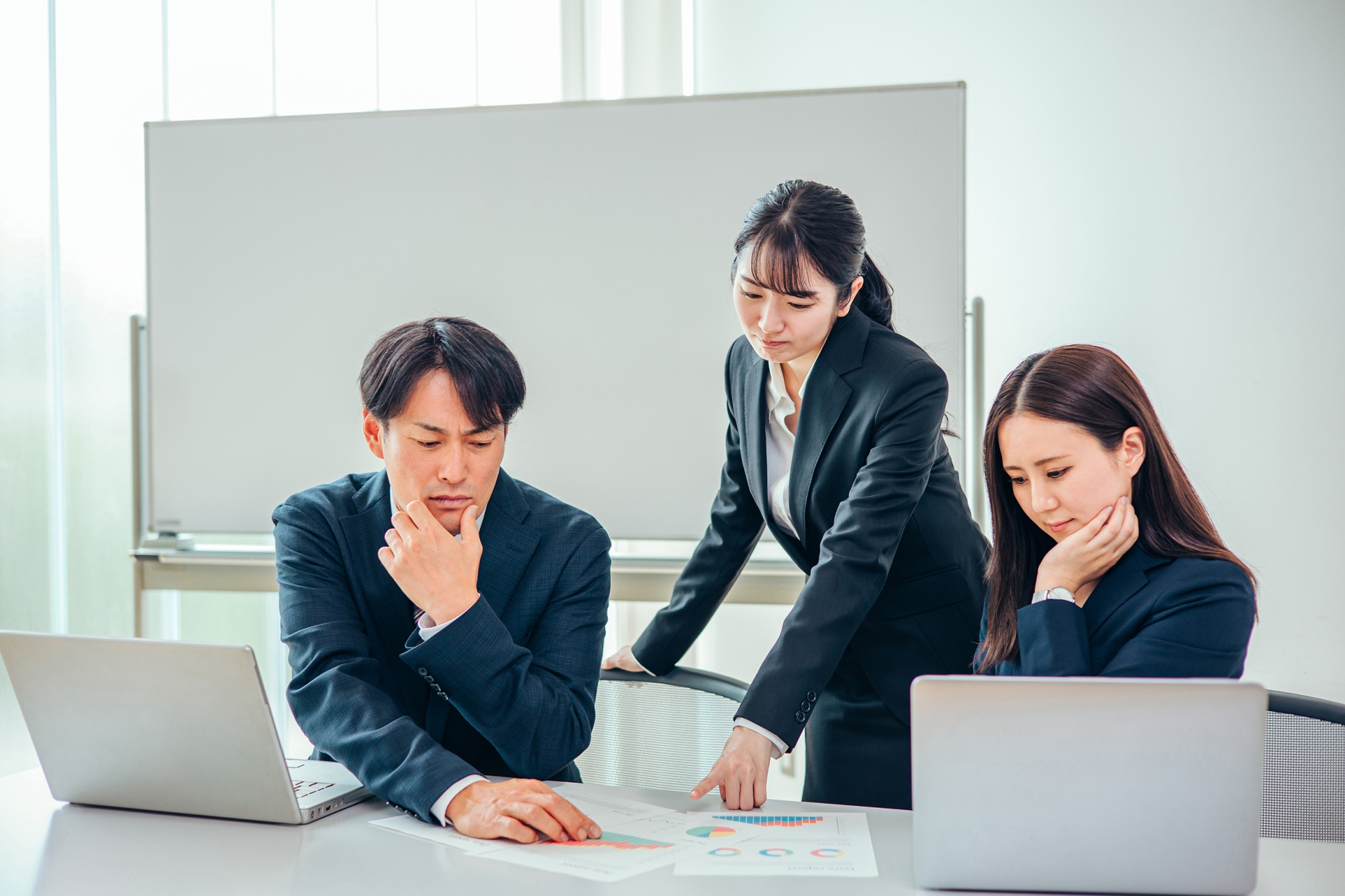 問題点を話し合うビジネスマン