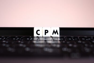 動画広告の課金形態のCPMとは？CPVやCPCとの違い、媒体別の単価も解説