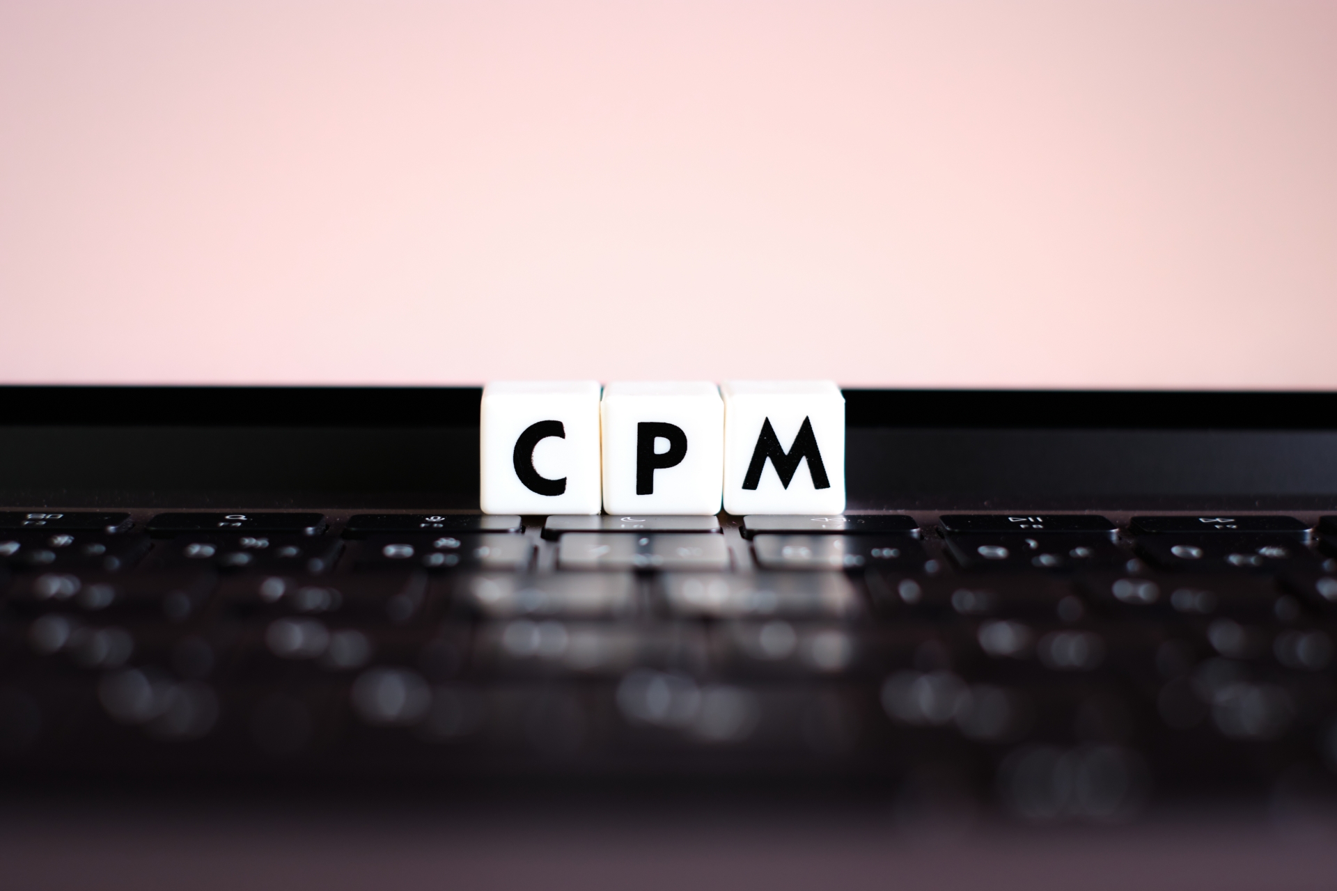 動画広告の課金形態のCPMとは？CPVやCPCとの違い、媒体別の単価も解説