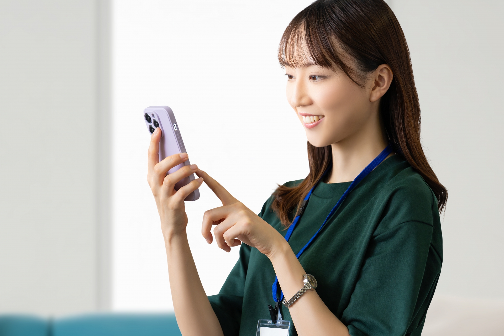 笑顔でスマホを使うビジネスウーマン