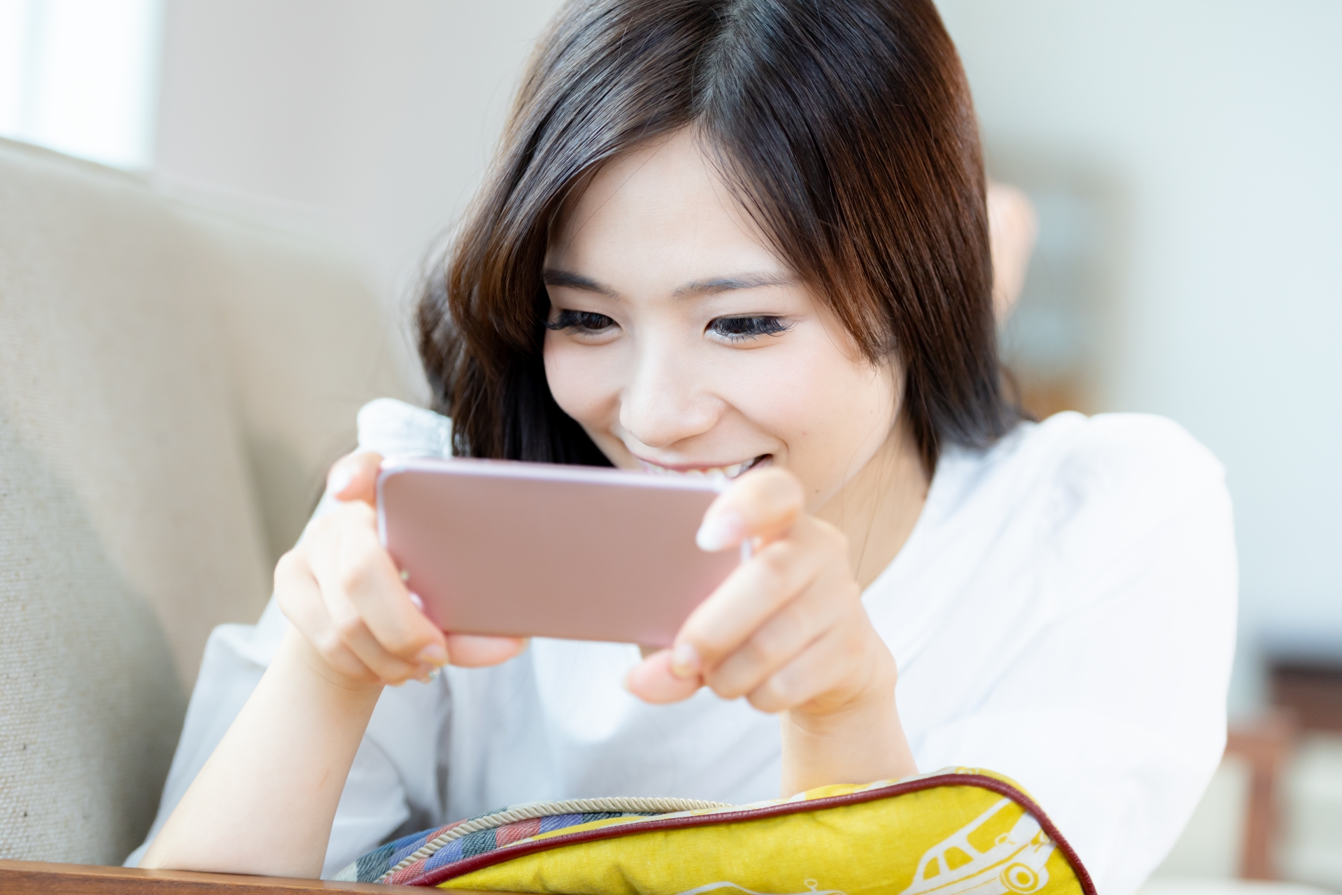 スマホを操作する女性