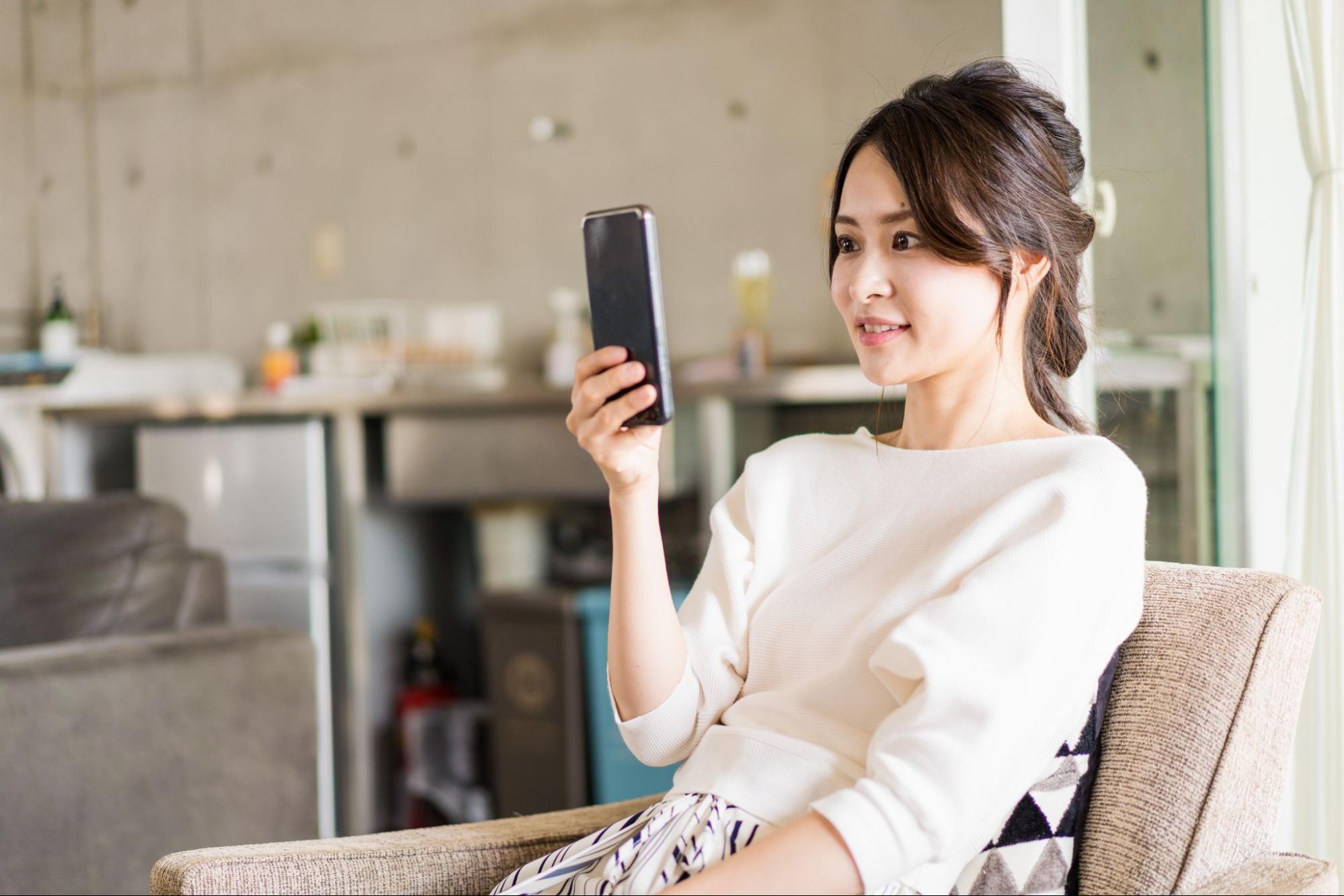 スマホを見る女性