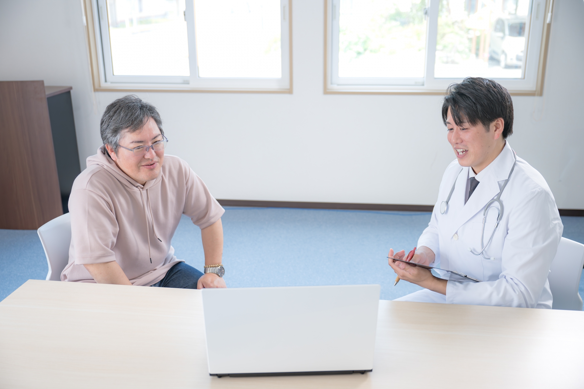 医師と相談する男性
