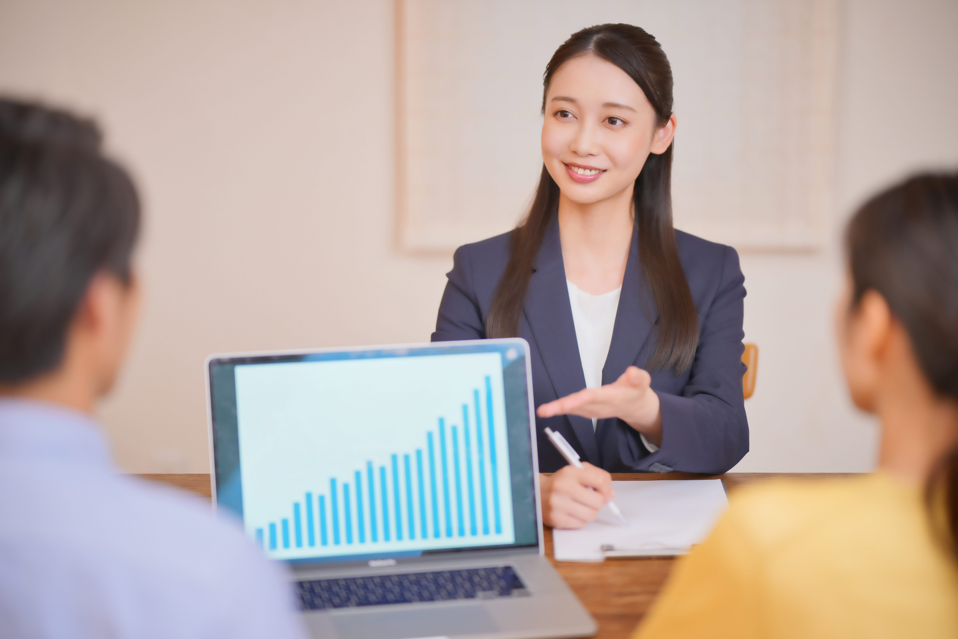 紹介する女性スタッフ