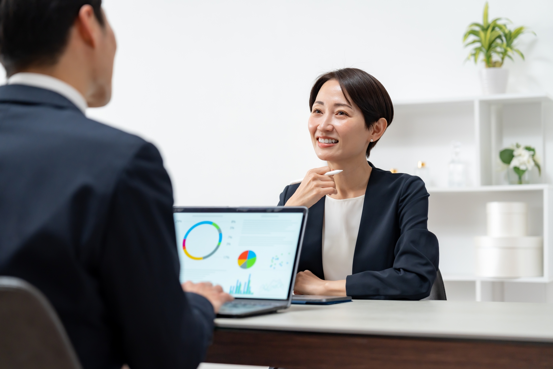 会議をする男女