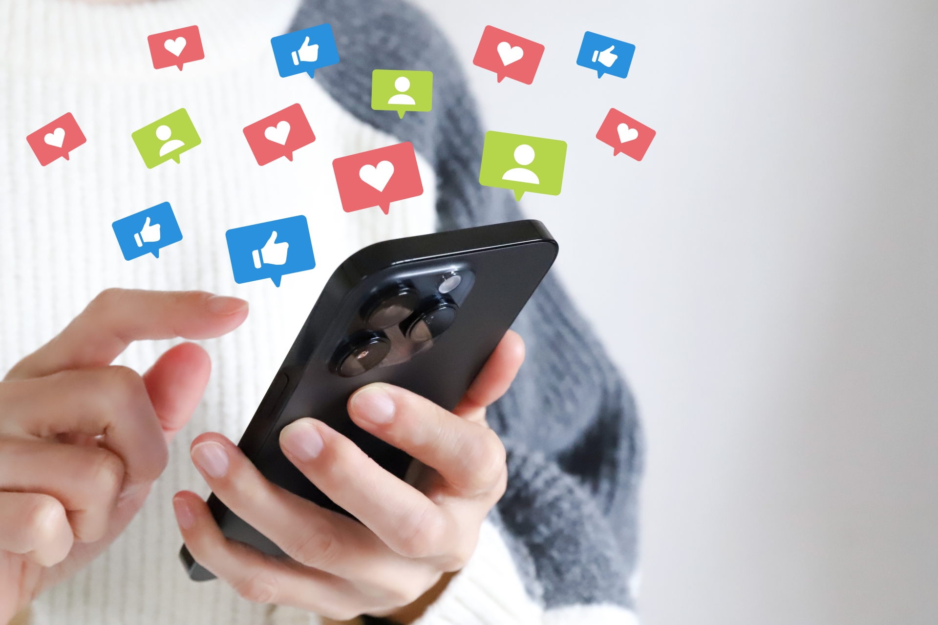 スマホでSNSを投稿する女性