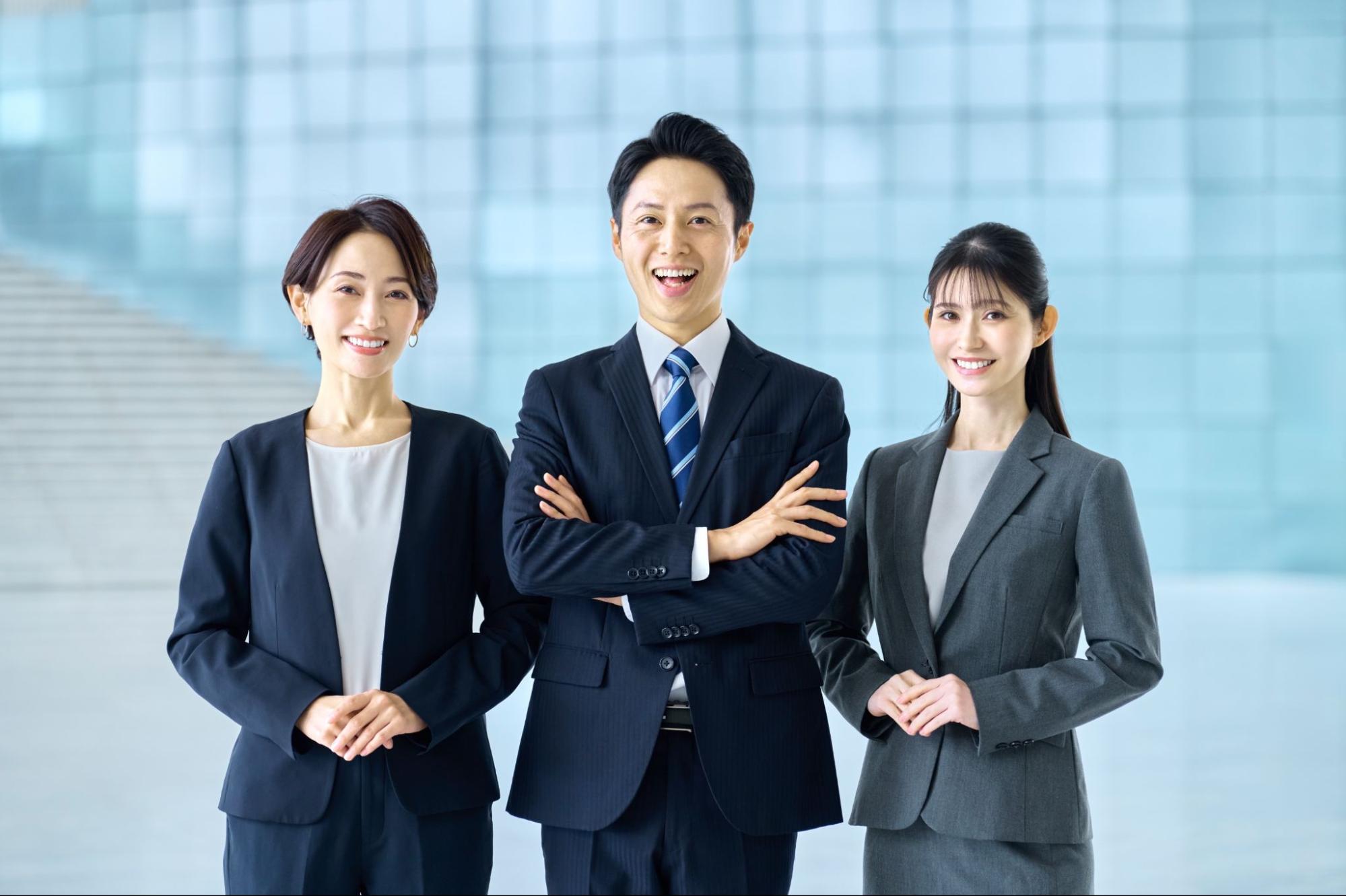 スーツの3人
