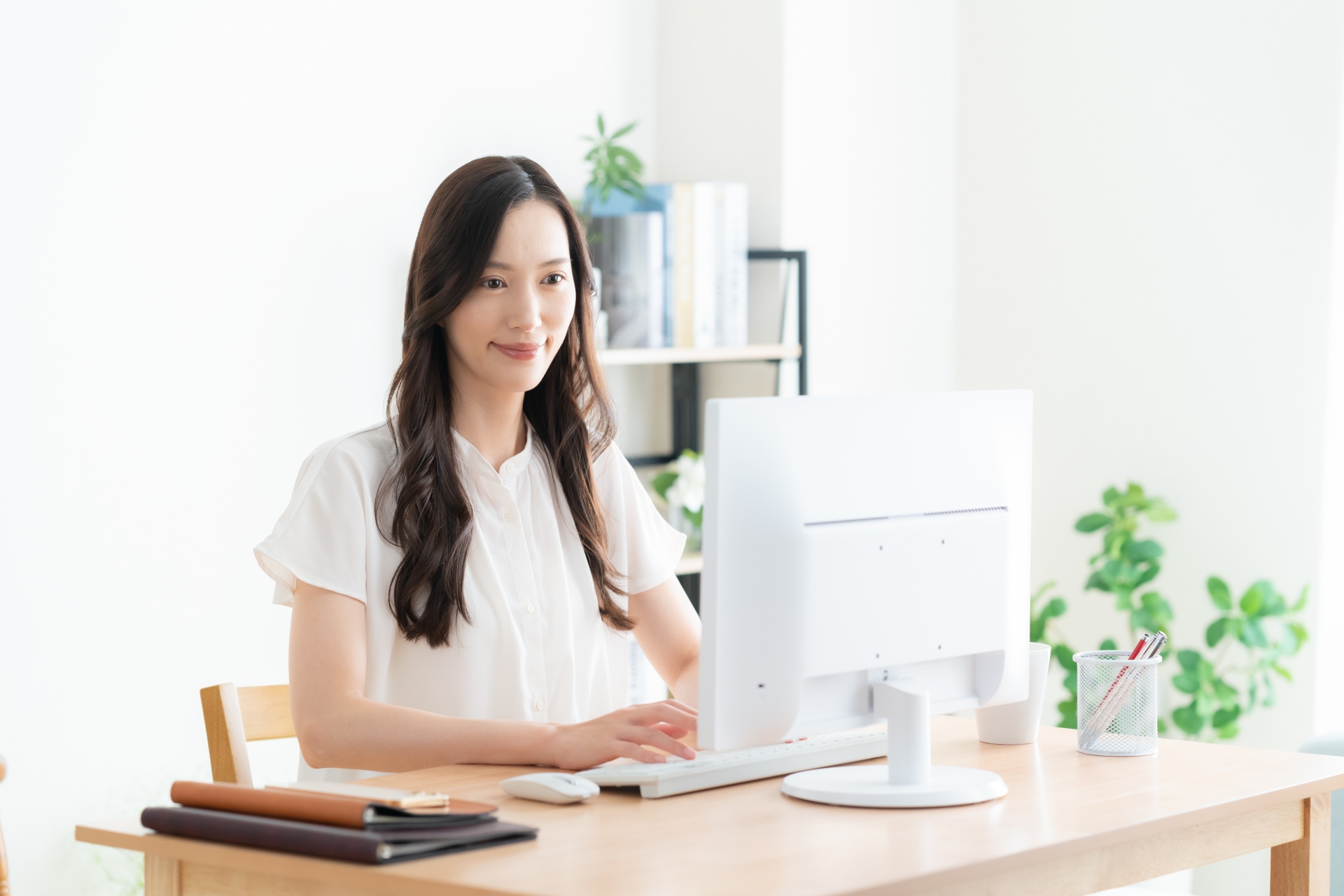 パソコンで作業するビジネスウーマン