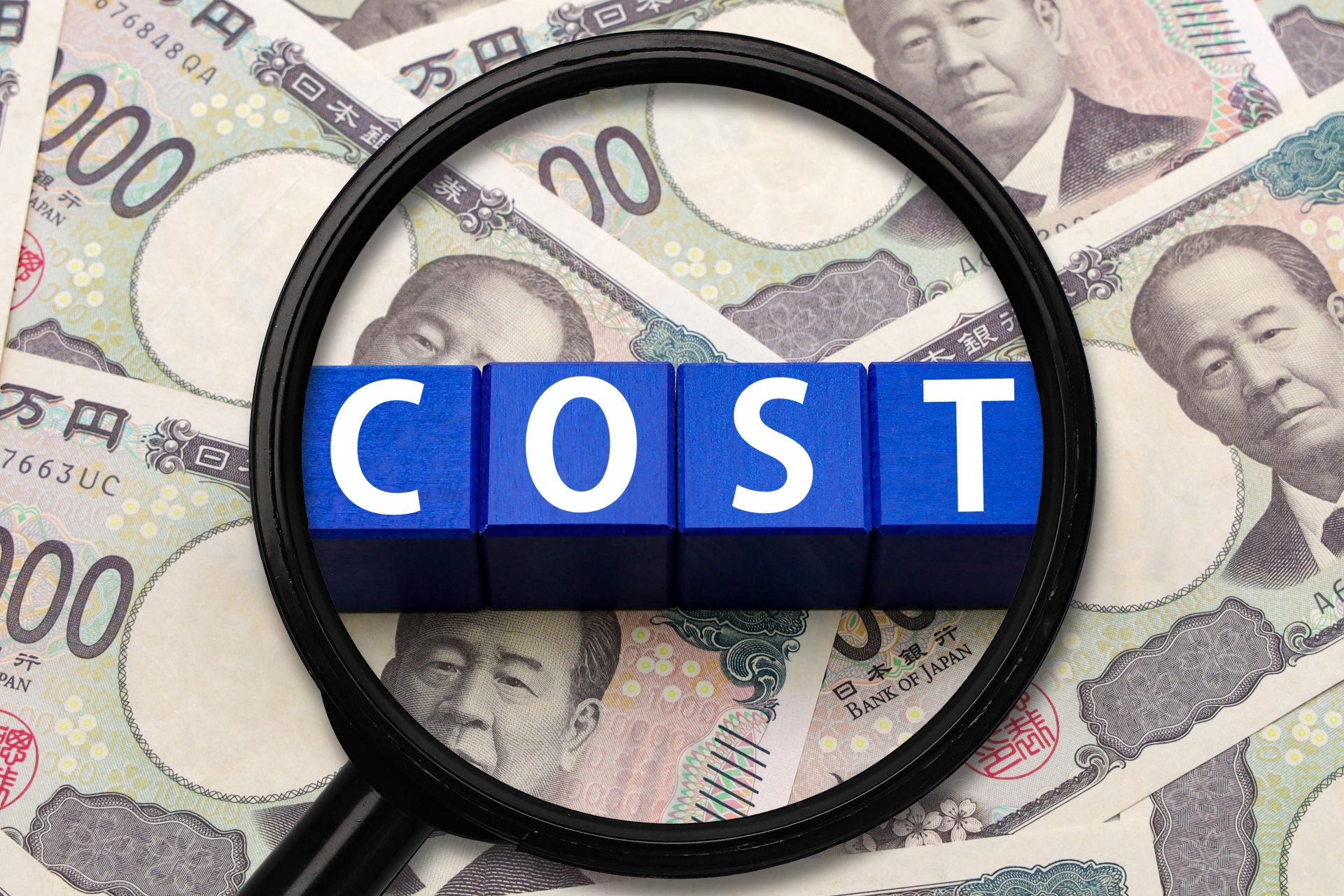 １万円札とコストの文字ブロック