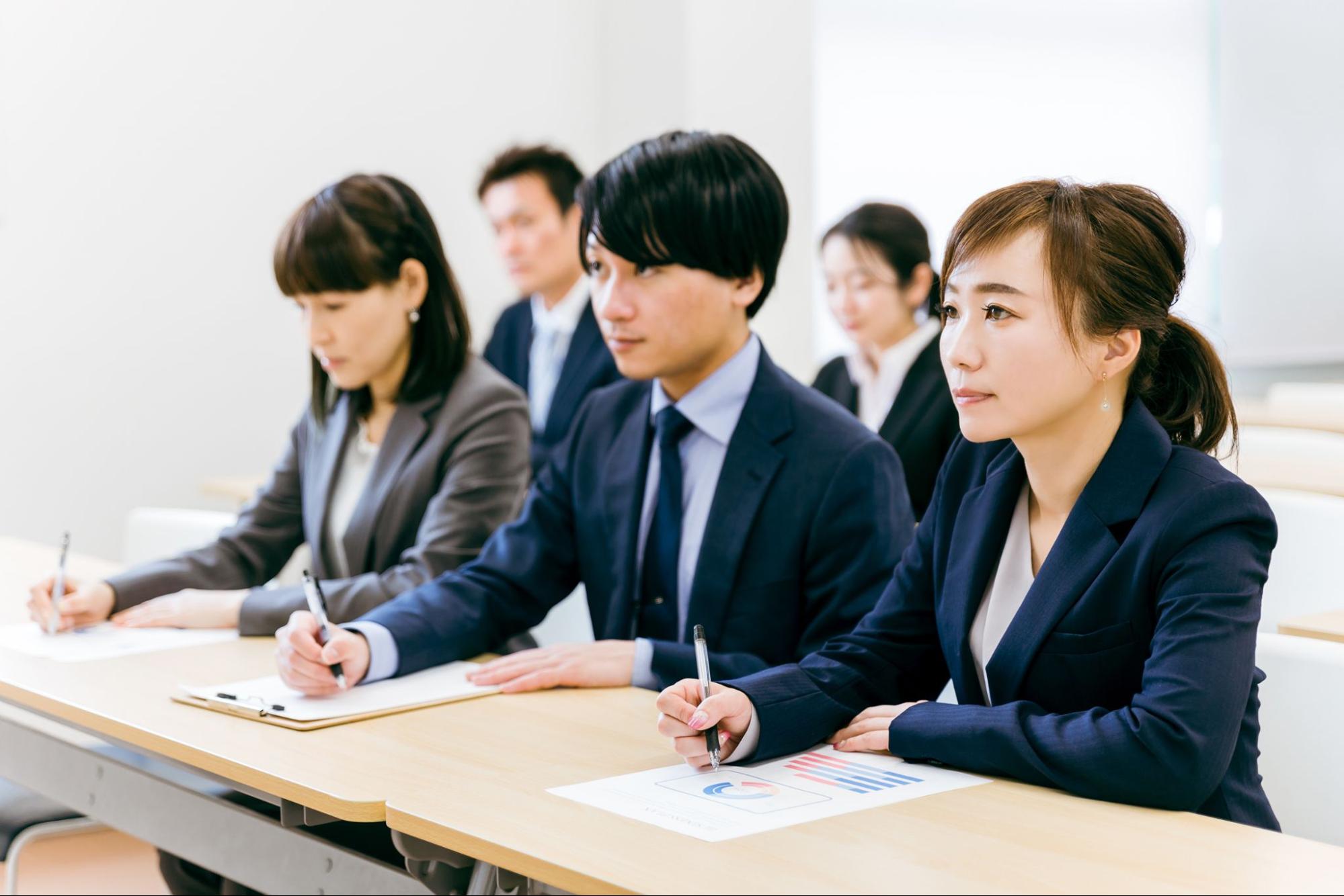 研修を受けるビジネスシーンの男女