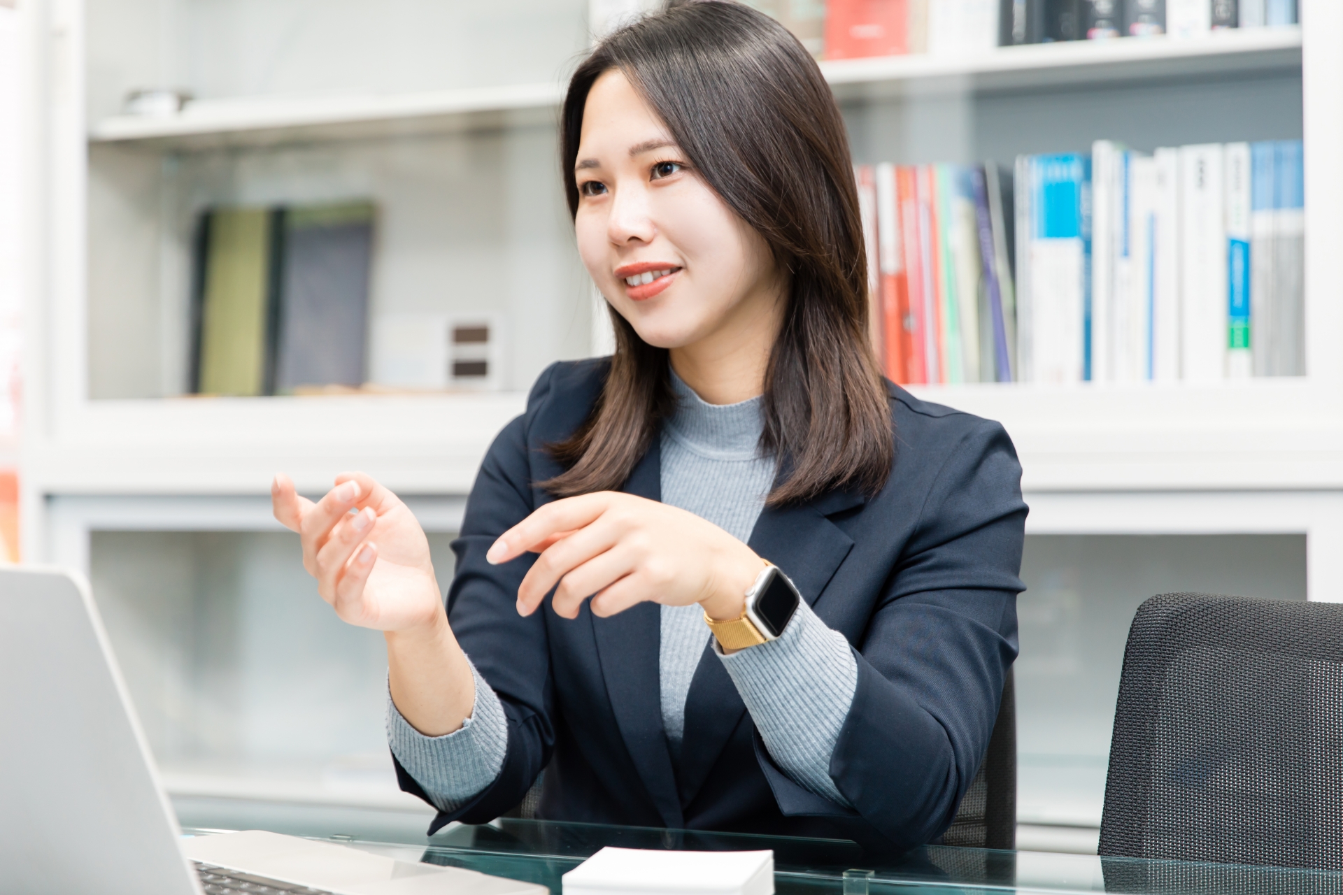 話をする女性