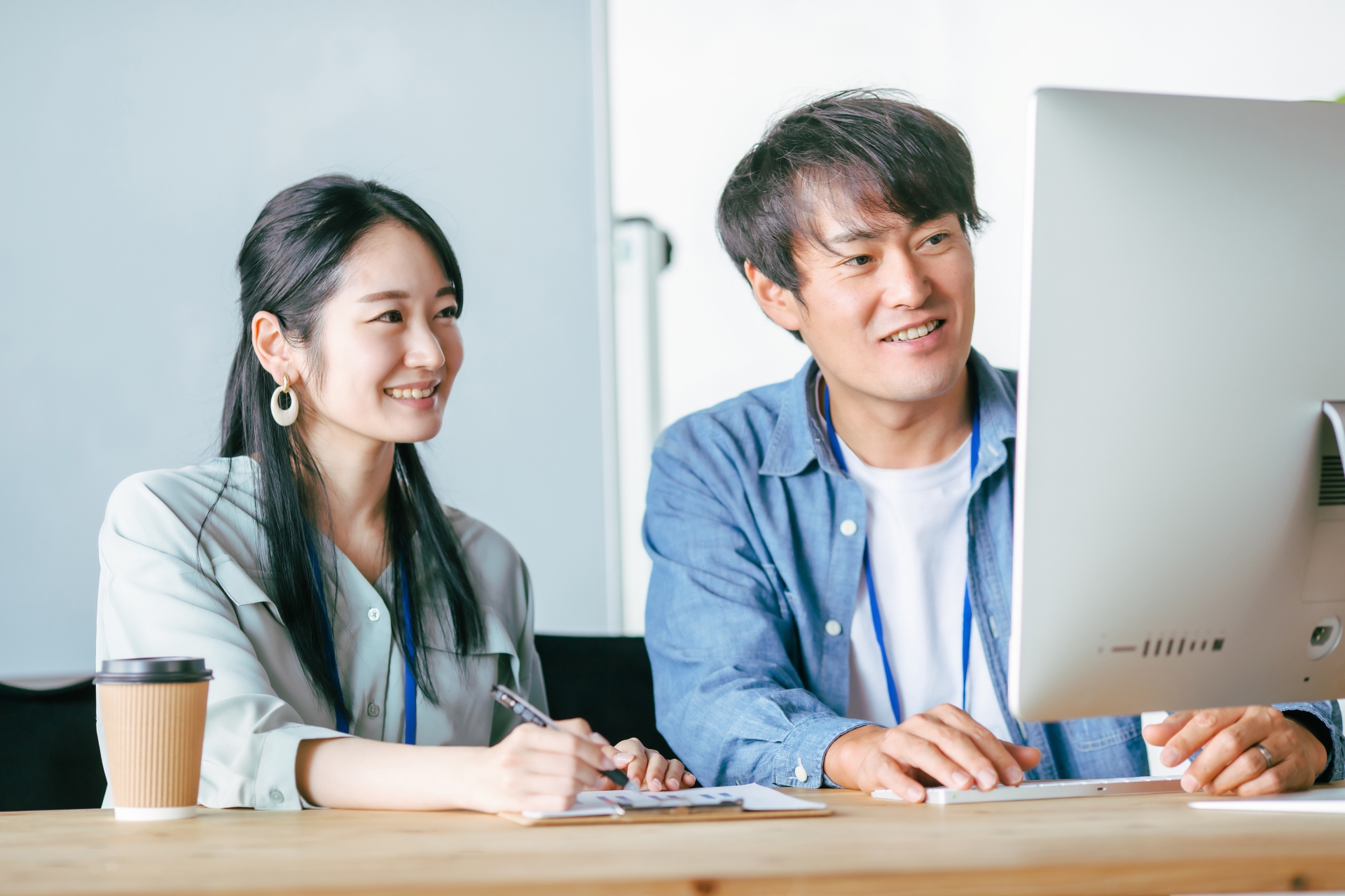 オフィスでミーティングする男女の会社員
