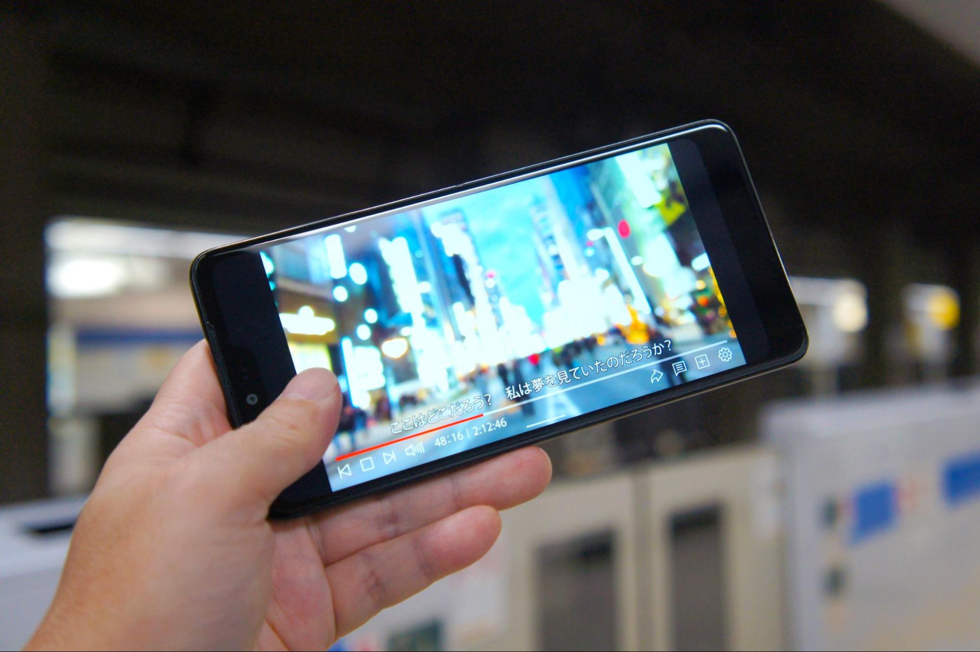 地下鉄の駅のホームで動画を視聴