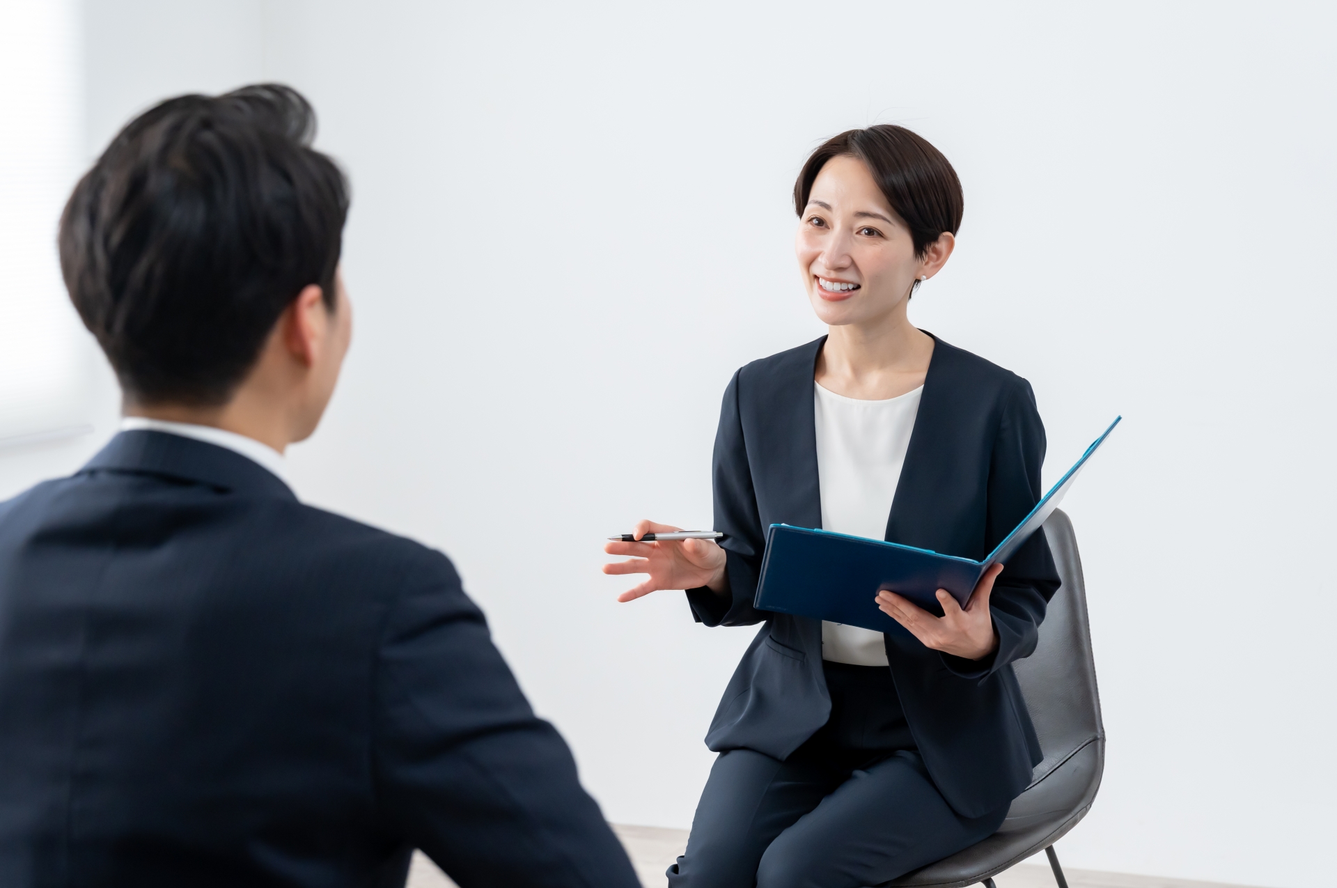 面接をする女性