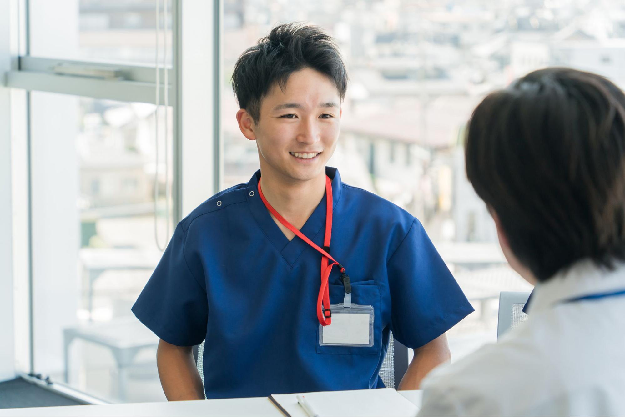 カンファレンスに参加する看護師の男性