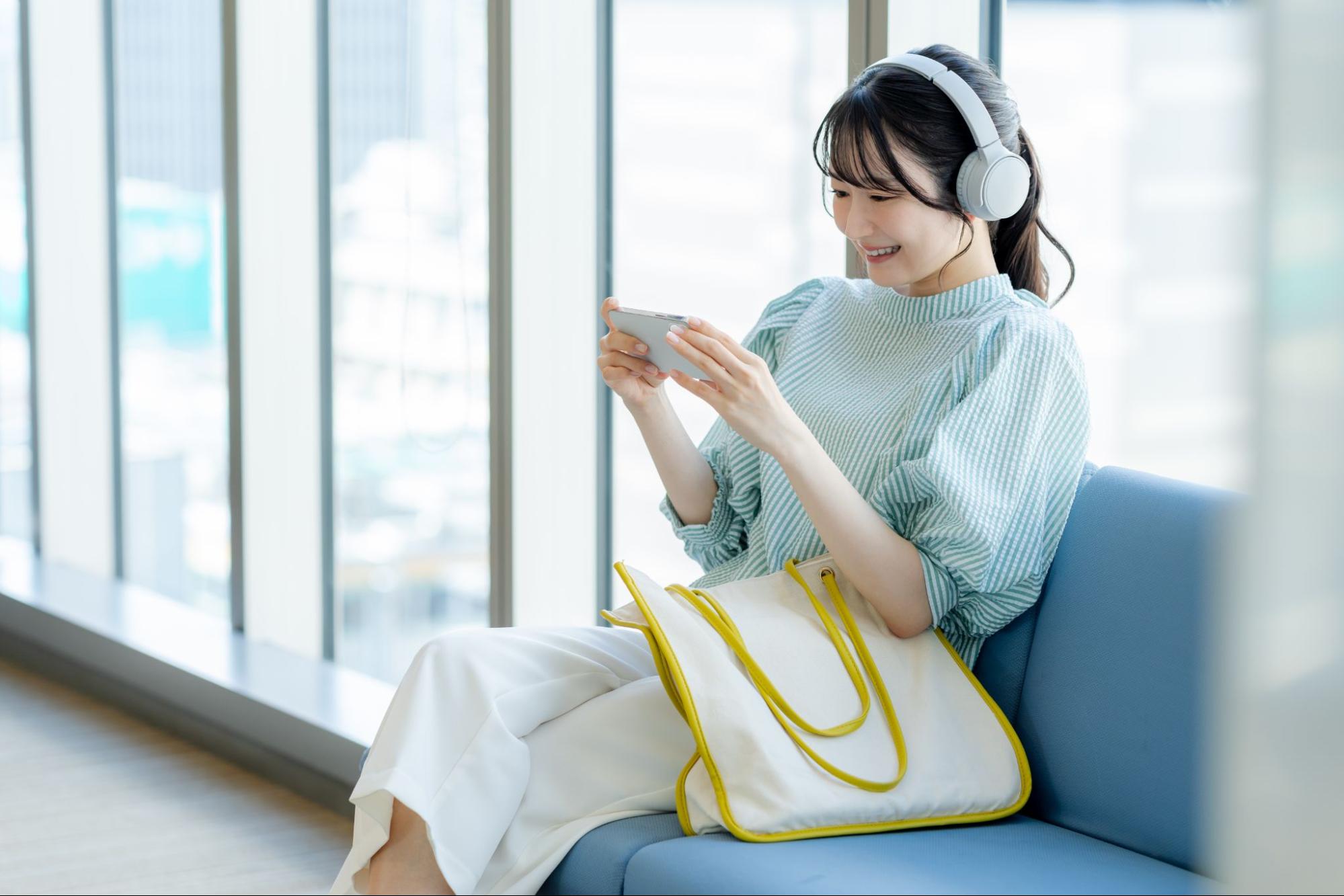 音楽を聴く女性