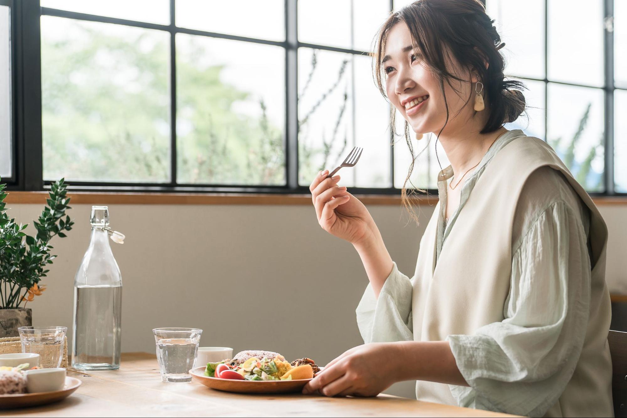 ランチを食べる女性