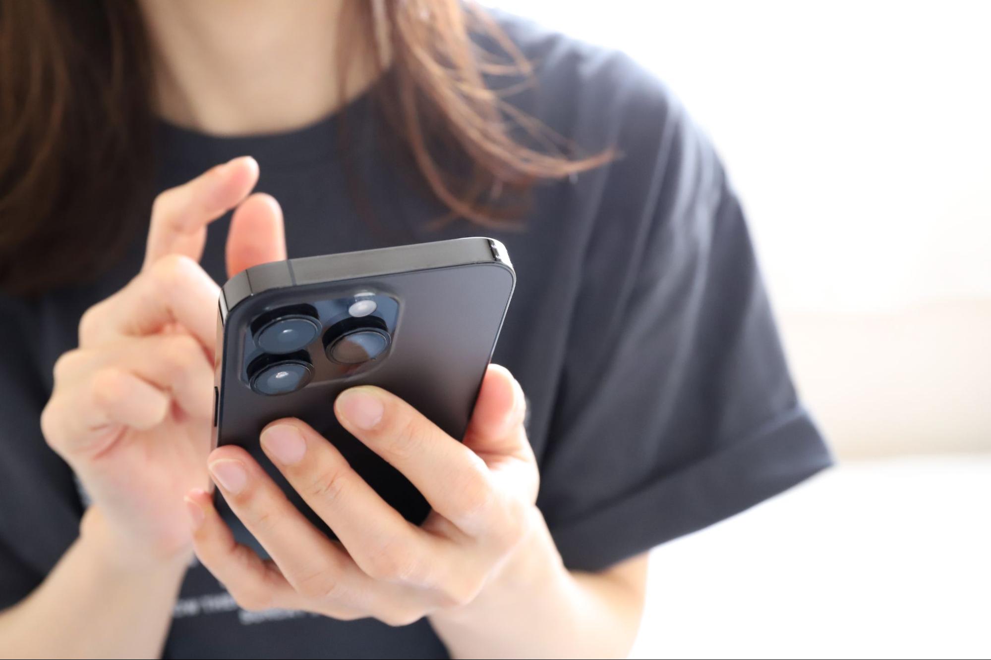 スマホを使う女性の手元