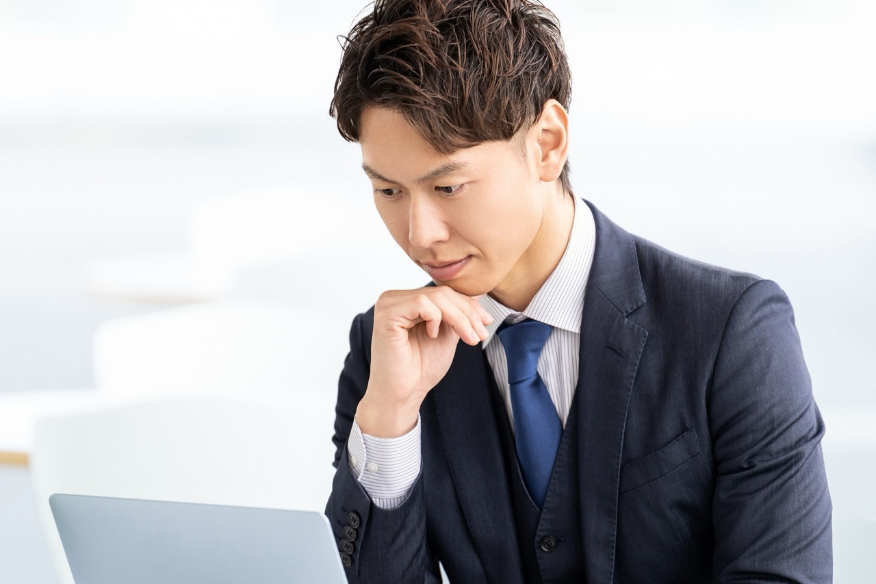画面を注視する男性