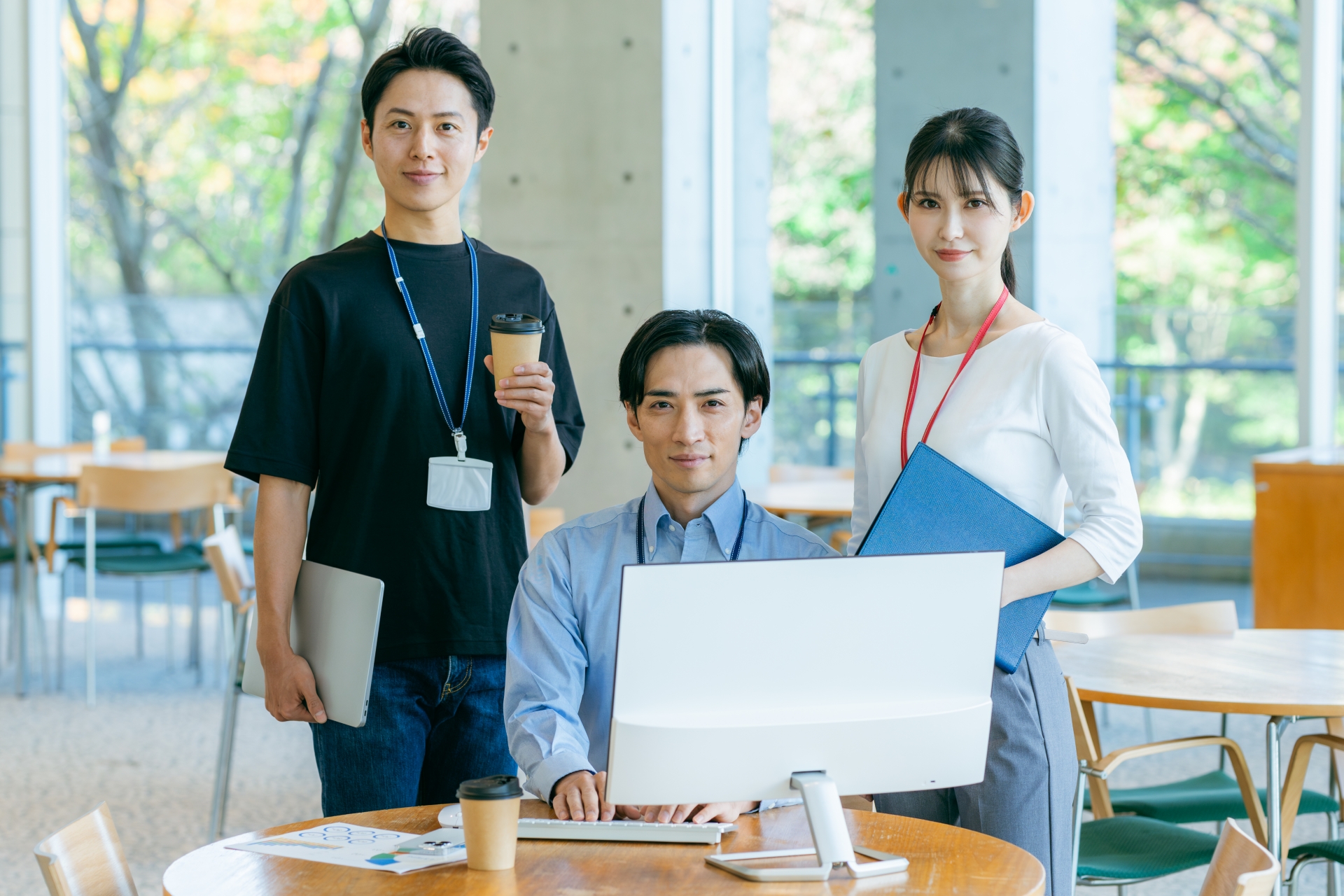 オフィスで働く人々