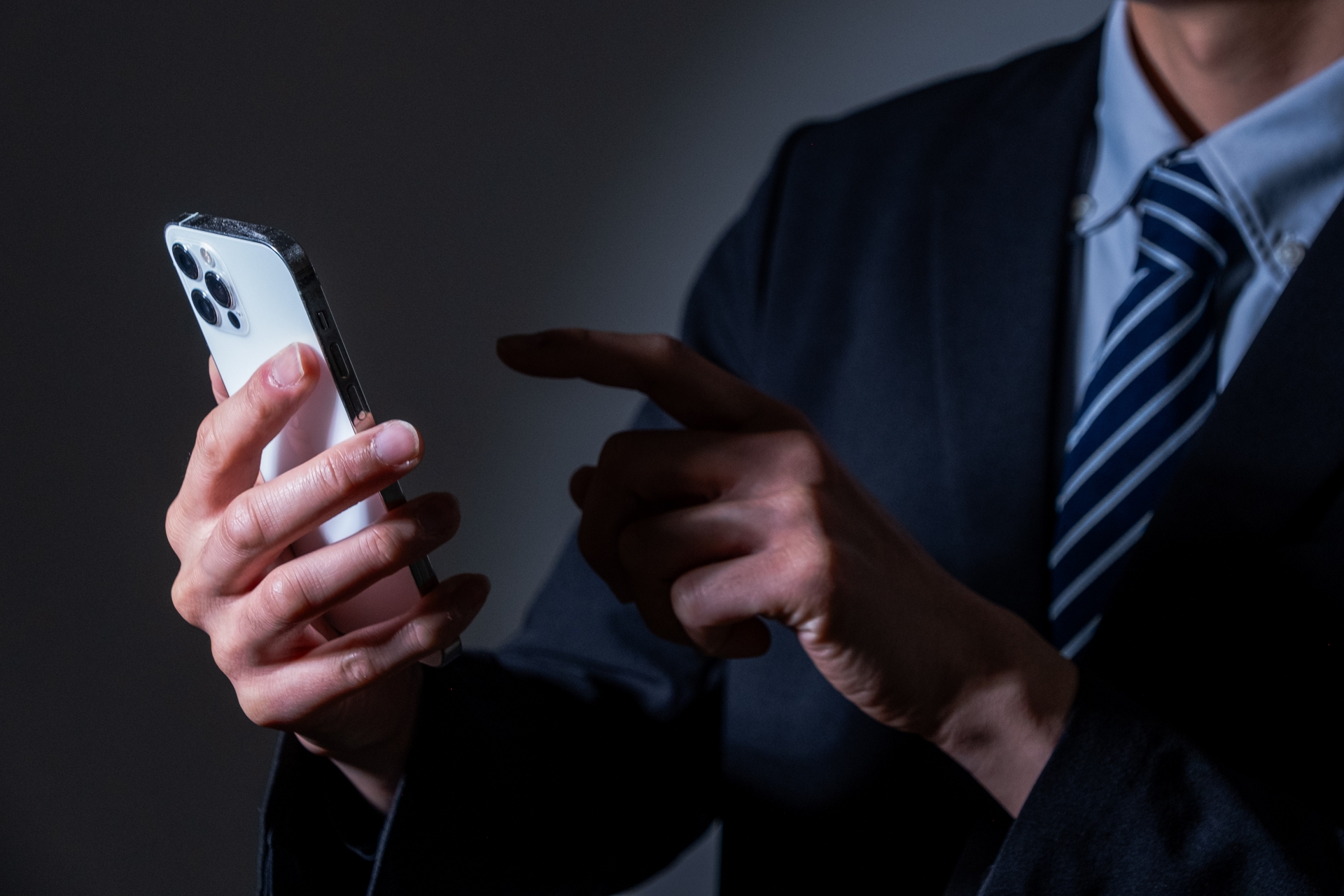 スマホをいじる男性