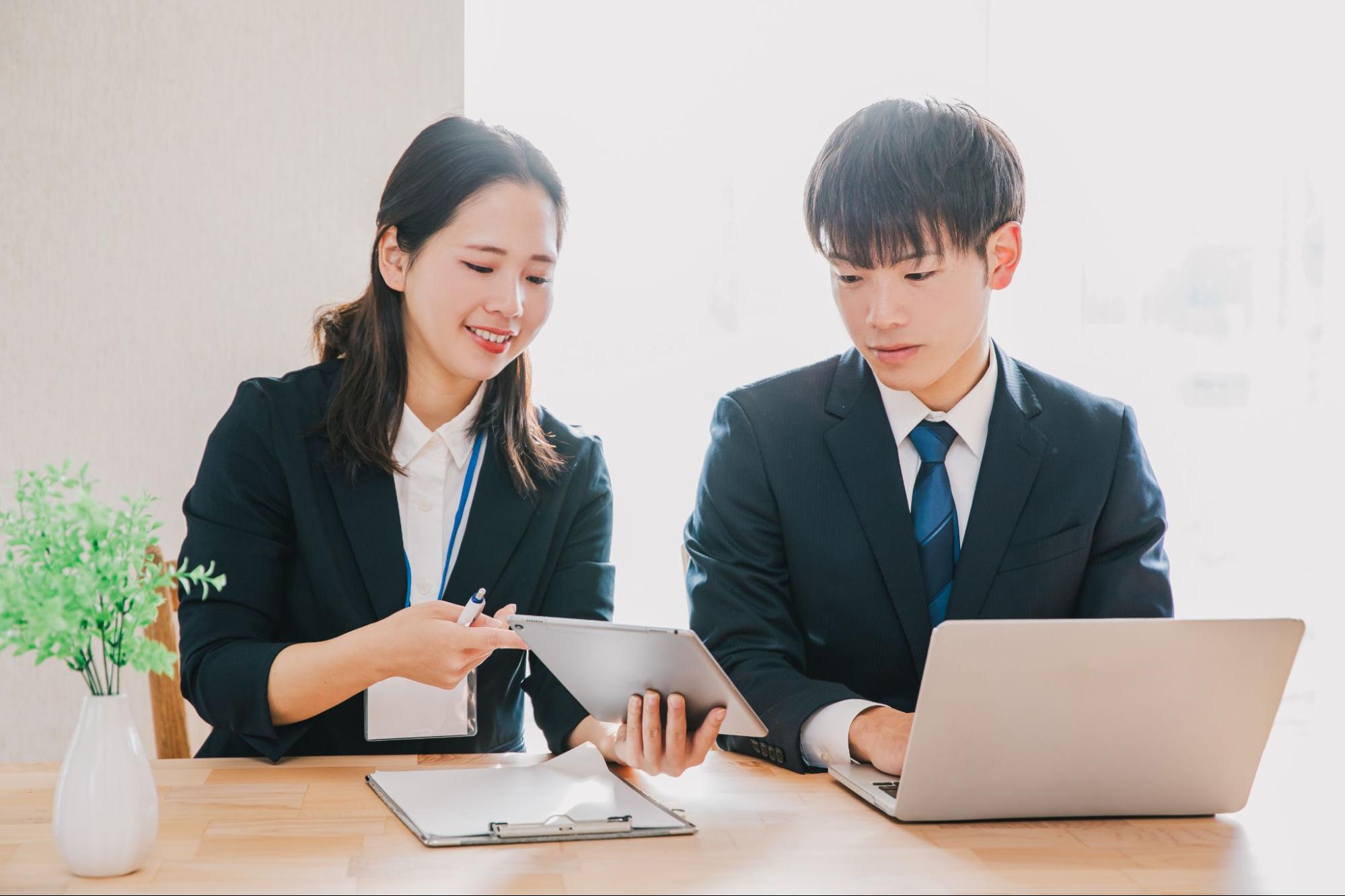 タブレットを見せる女性