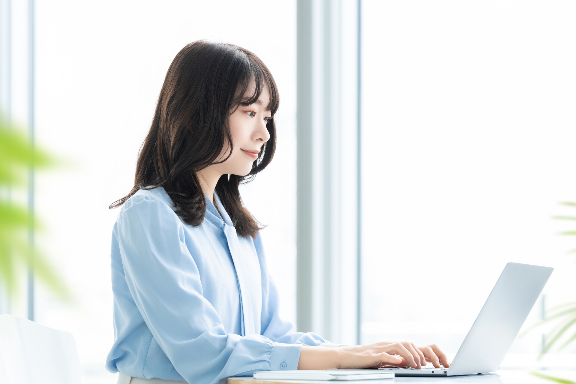 デスクワークをする女性