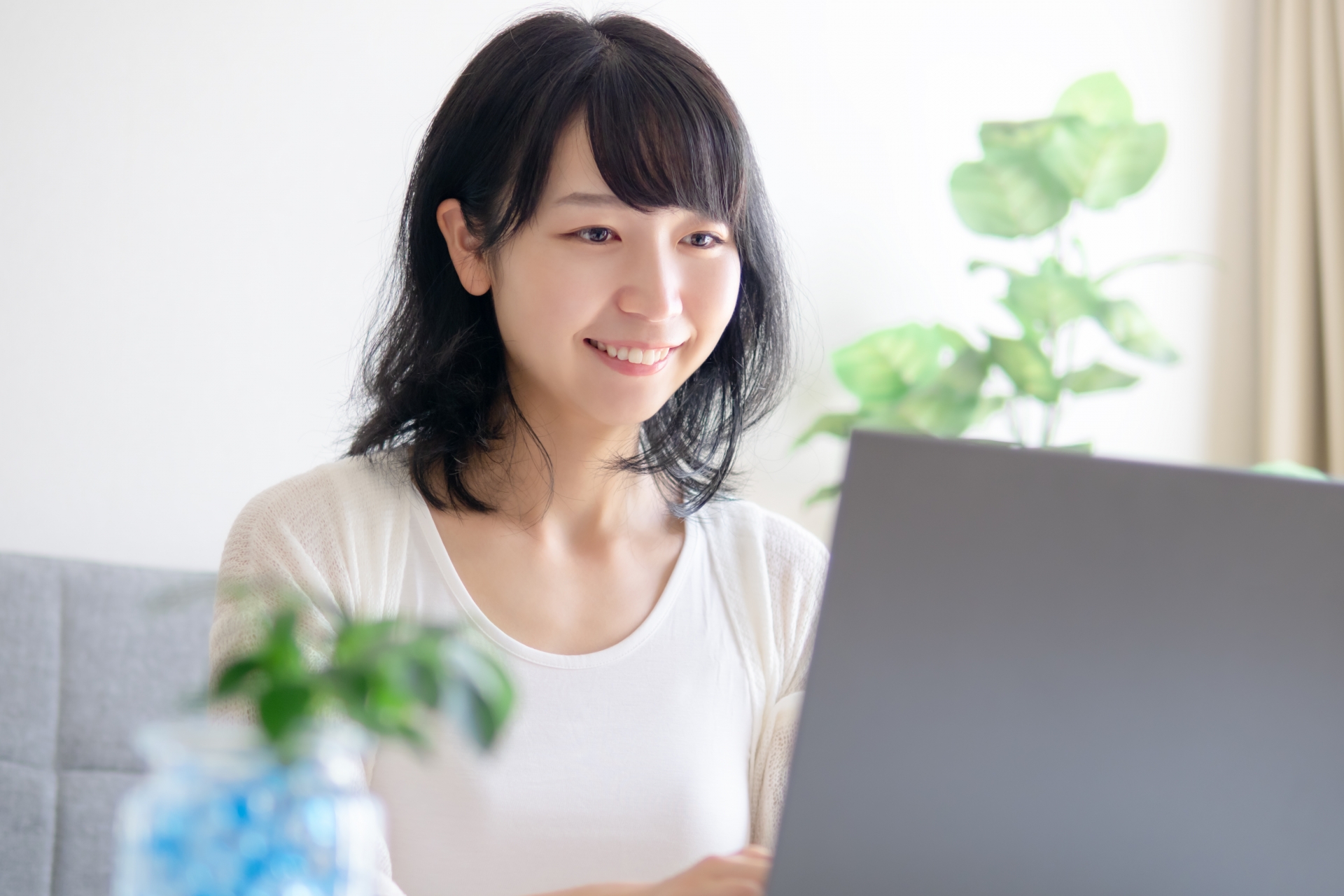 パソコンを見てほほ笑む女性