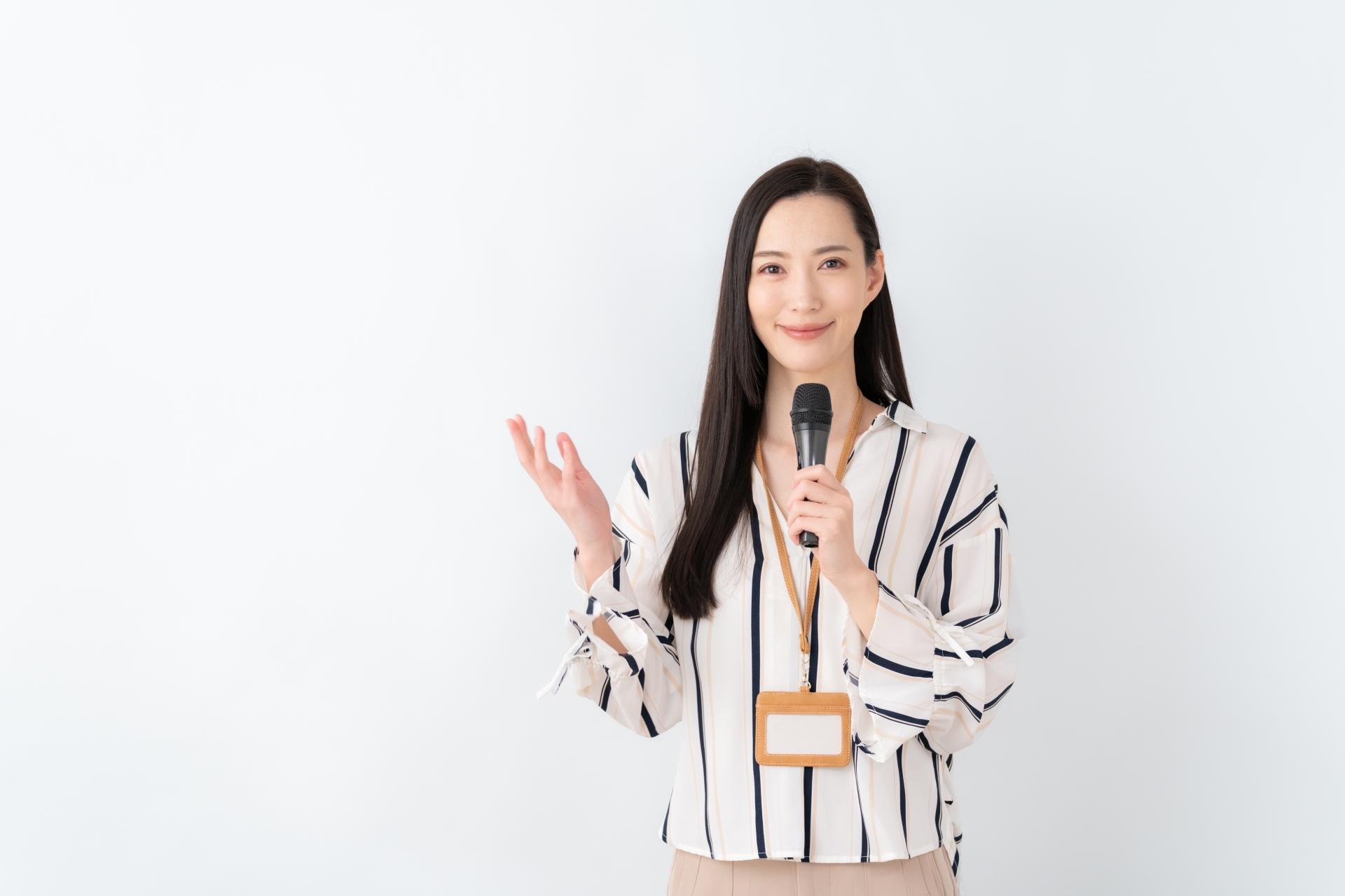 マイクでしゃべる女性