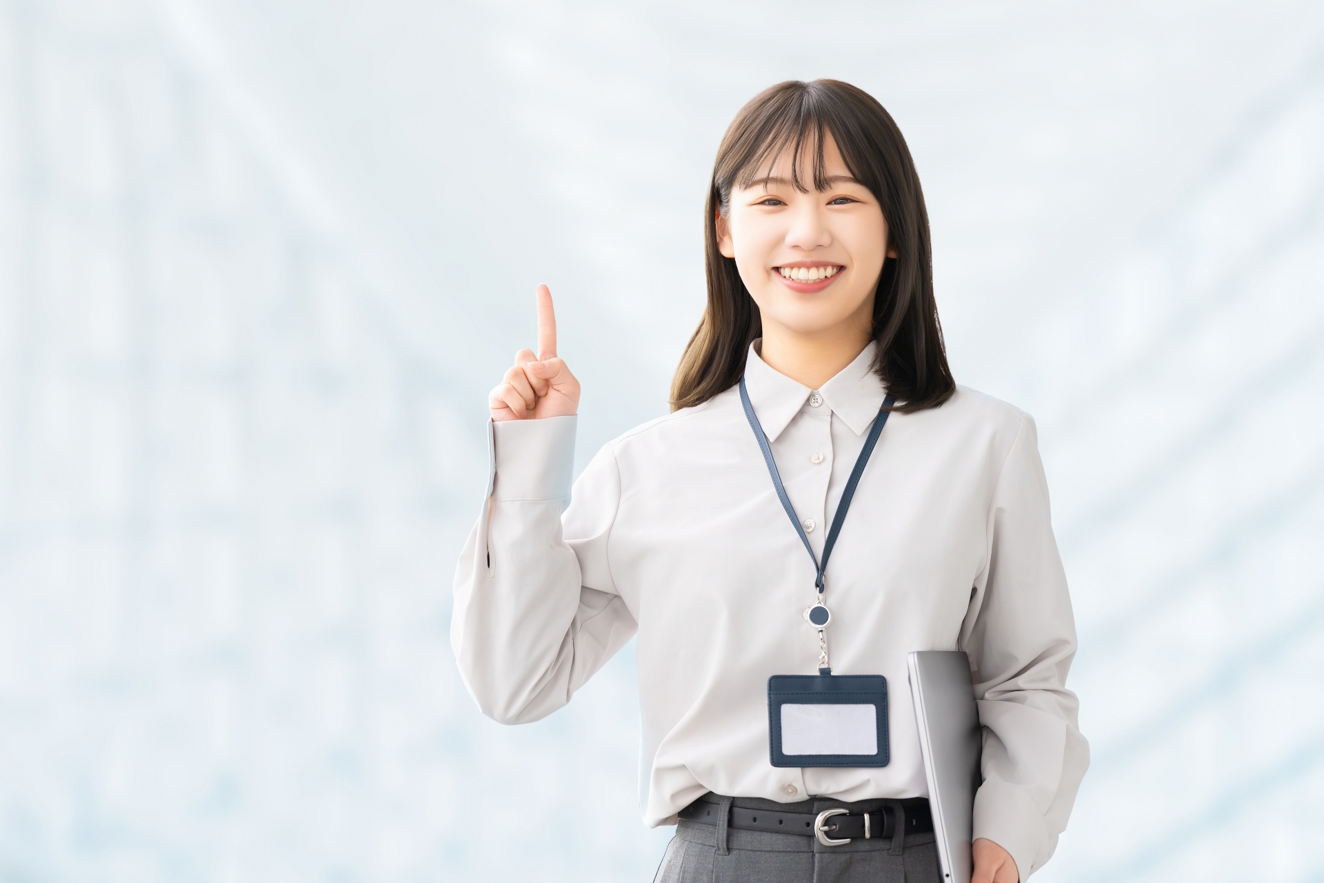 人差し指を立てる女性