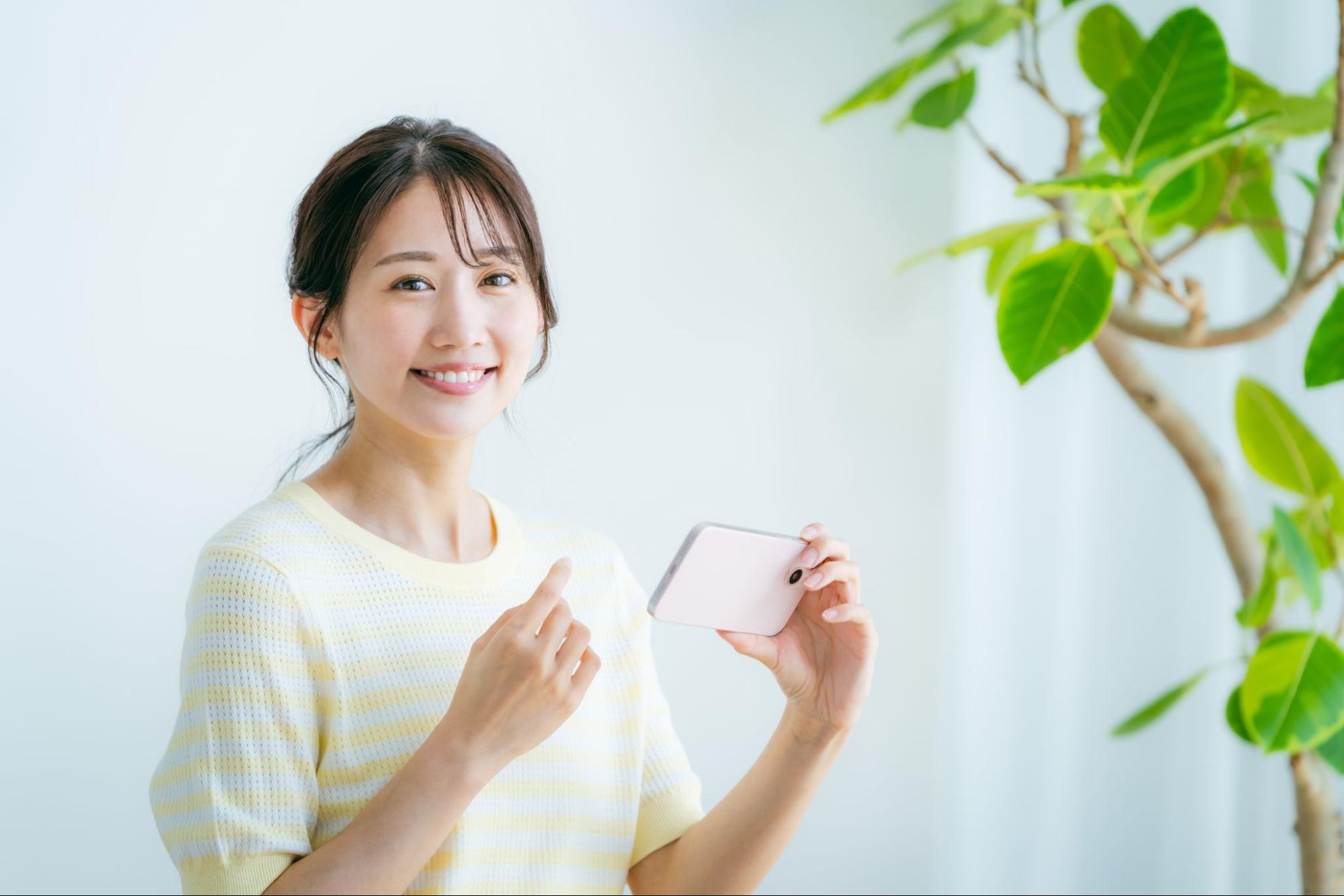 動画を観る女性