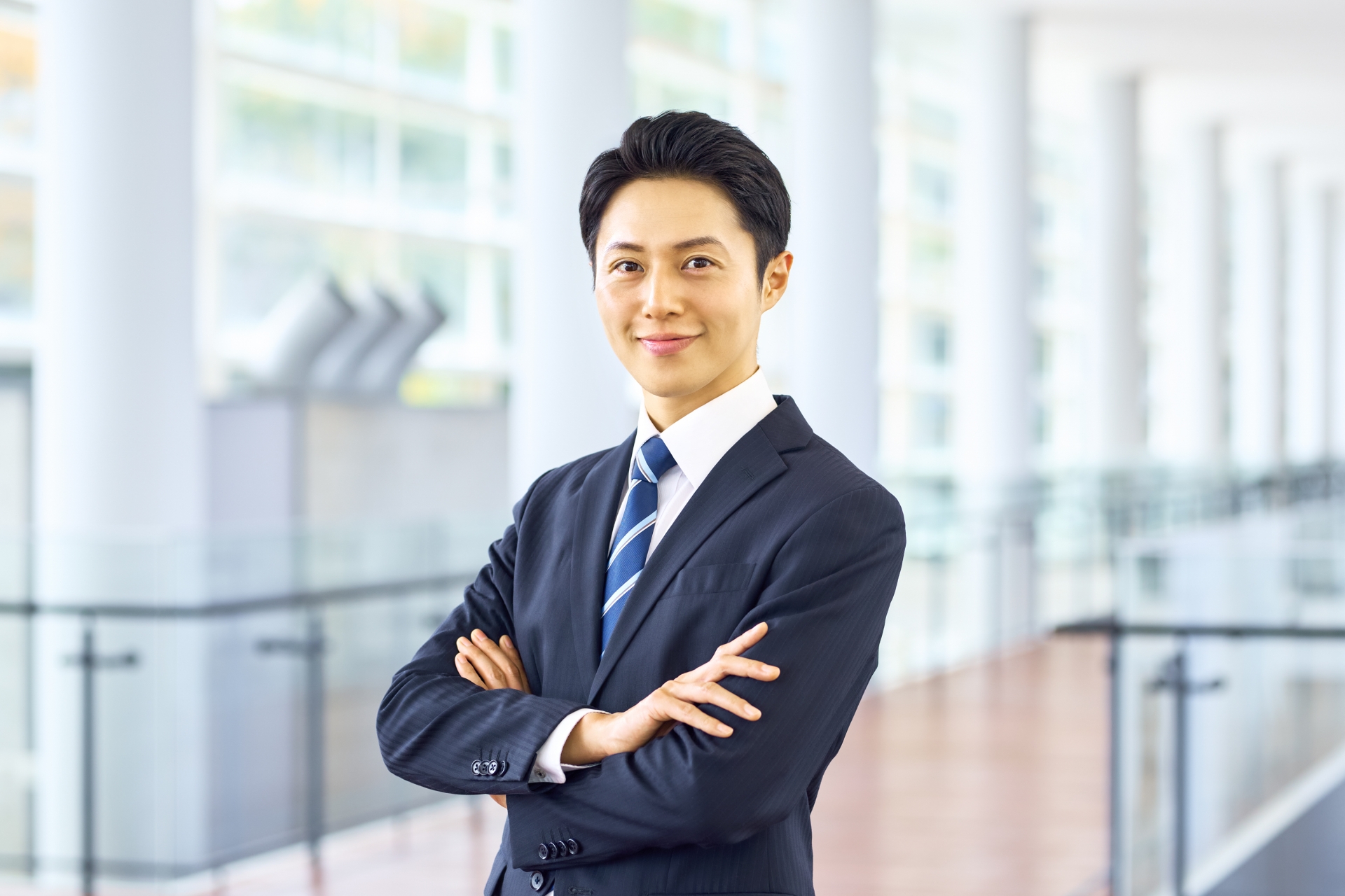 腕組みする男性