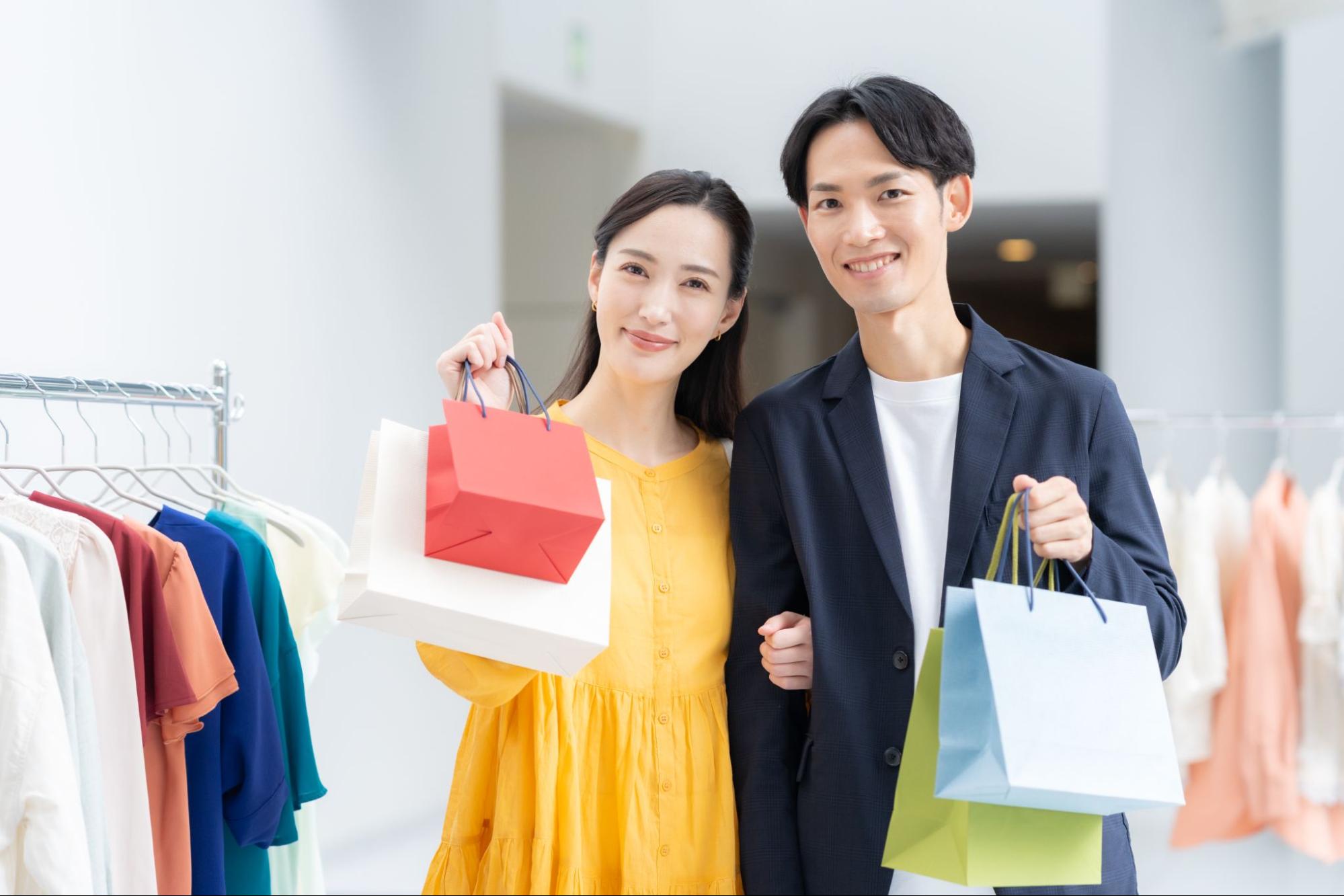 買い物するカップル
