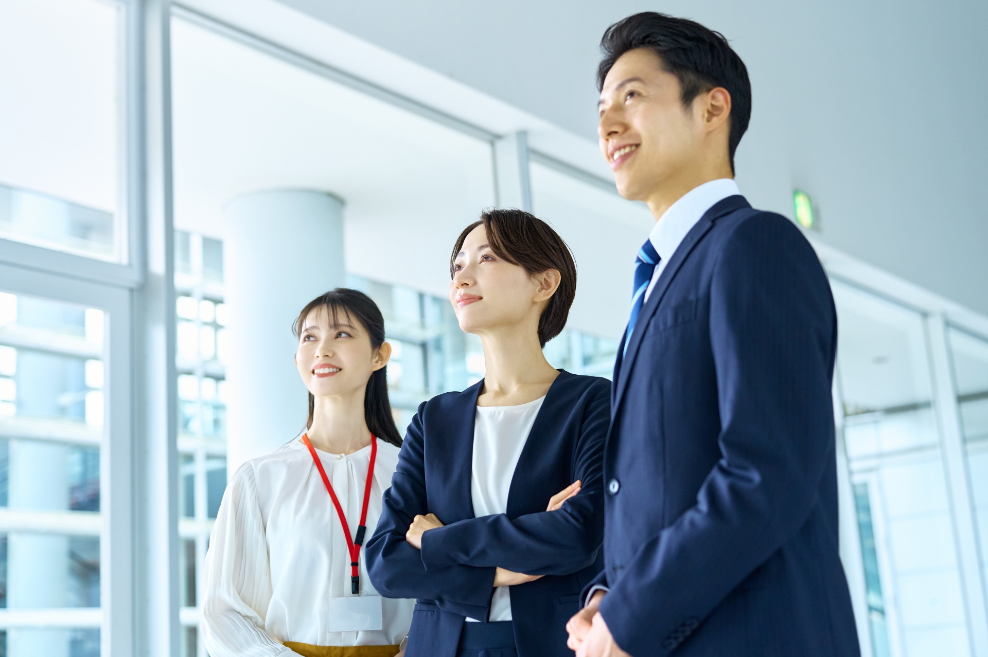 遠くを見つめる男女