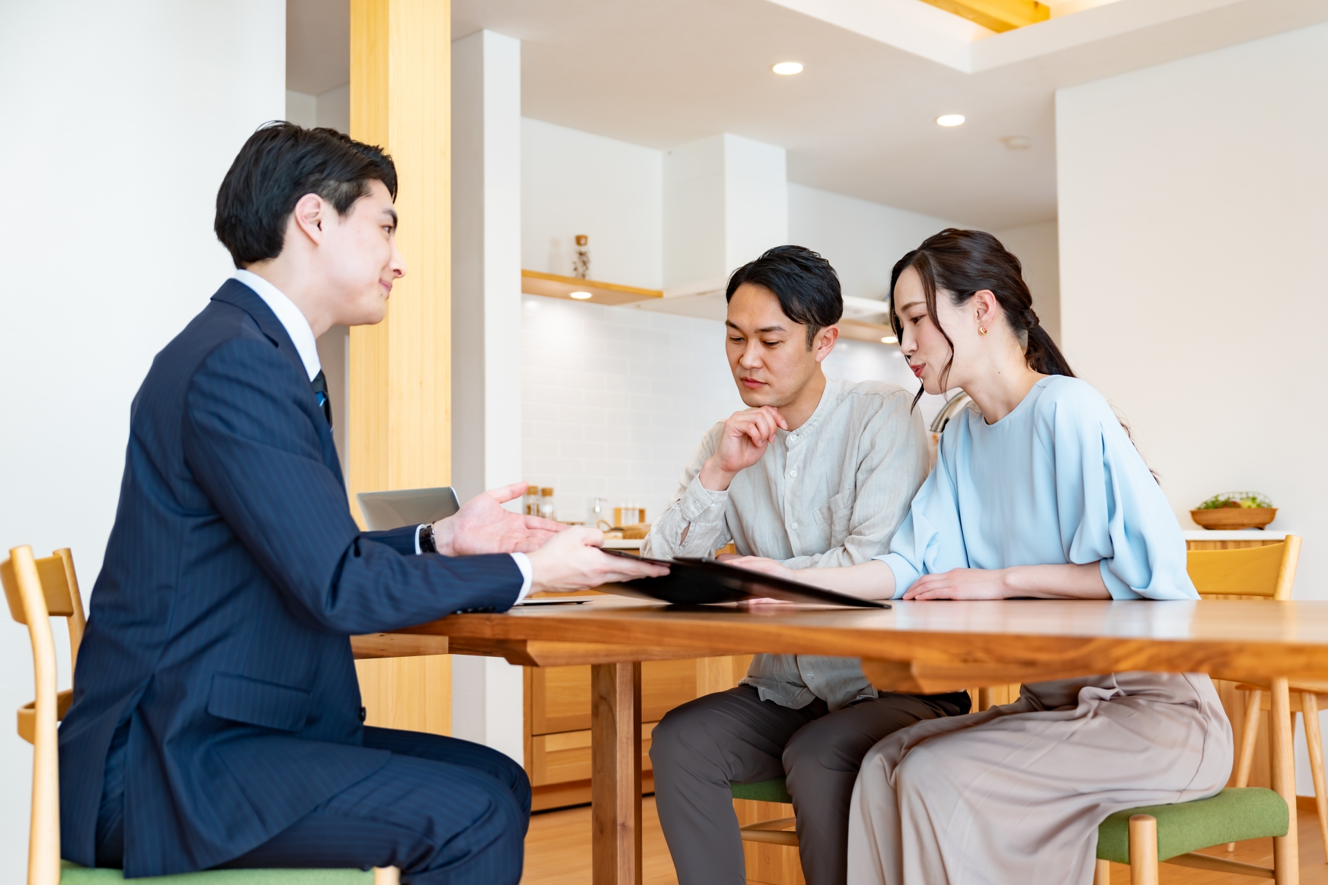 話を聞くカップル