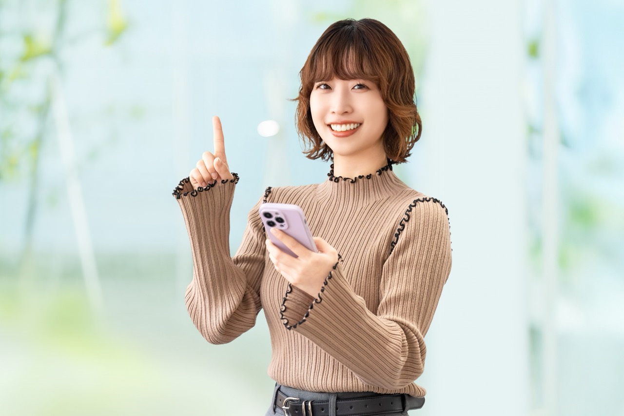 ポイントを示す女性