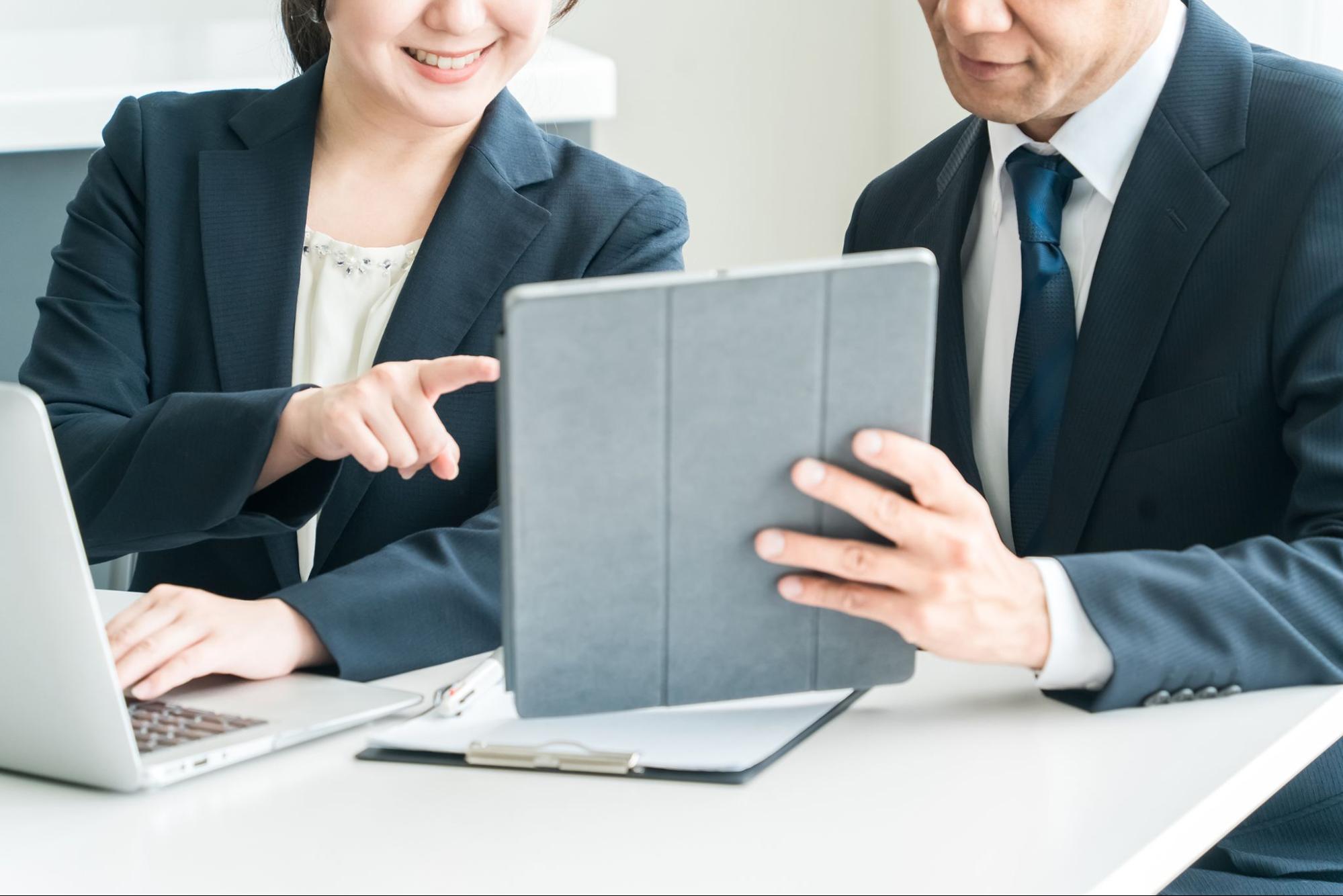 タブレット端末で会議・打ち合わせする男女
