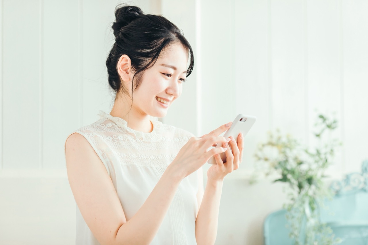 スマホを触る女性