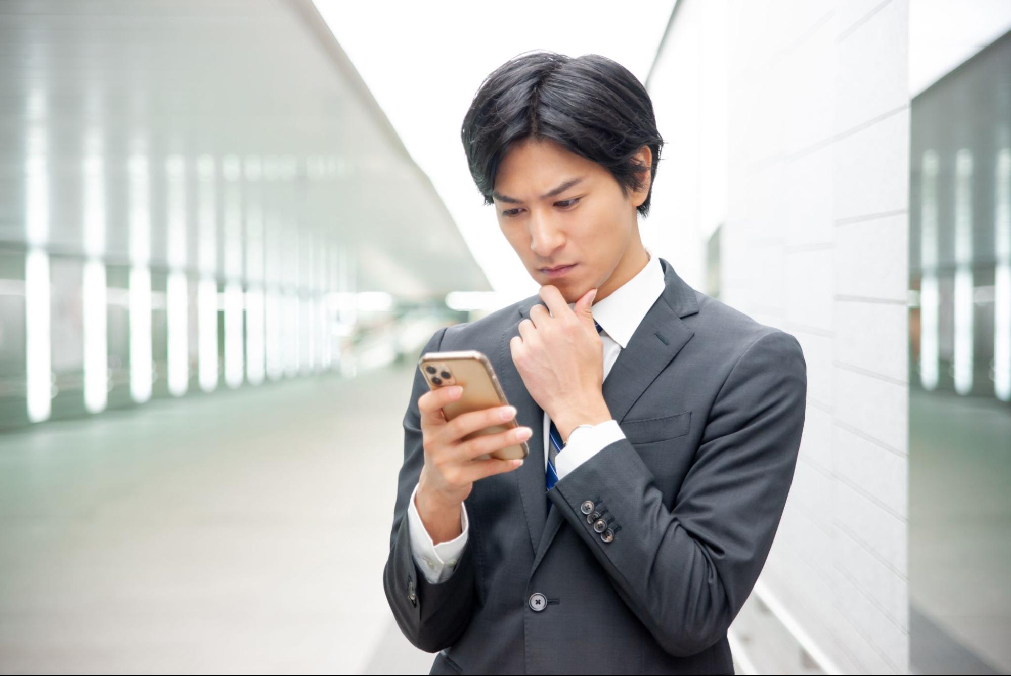 スマホをみるビジネスマン
