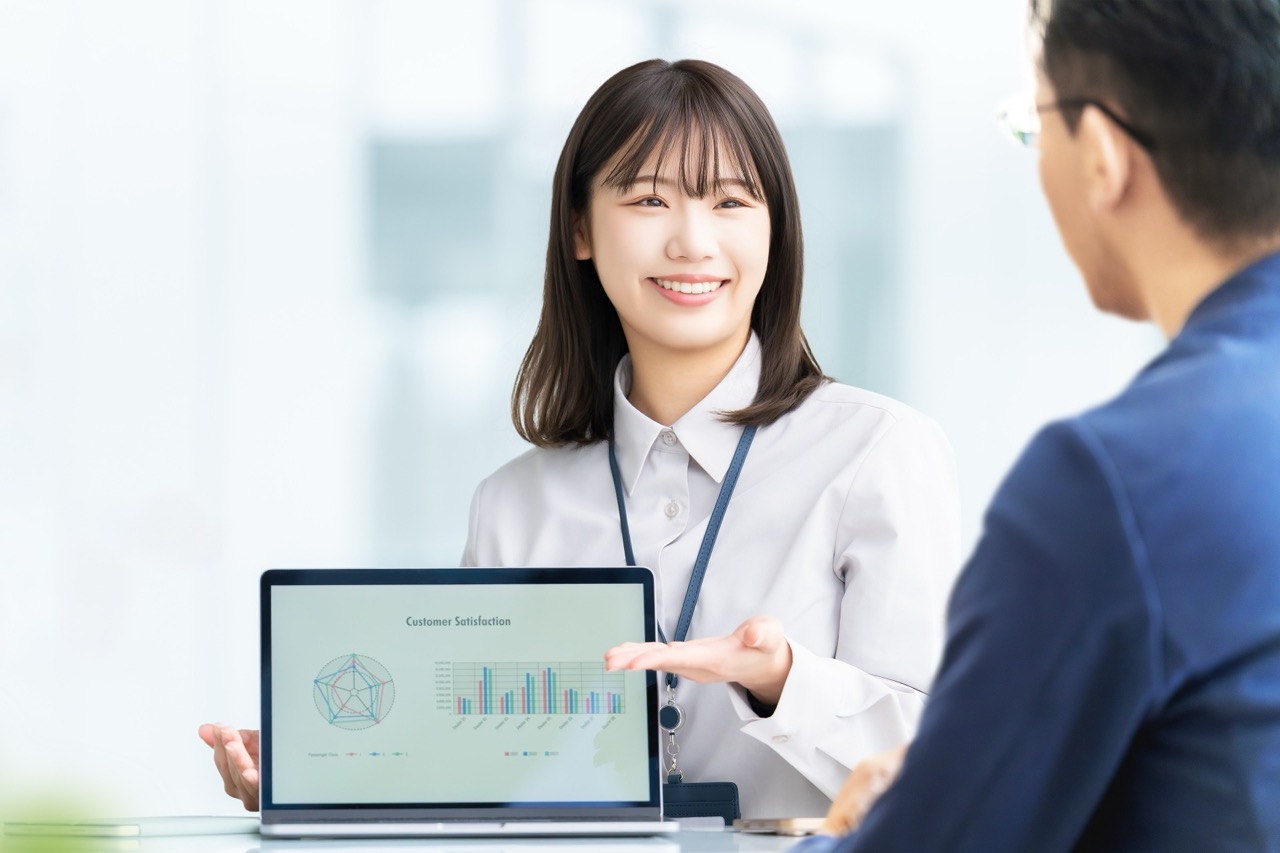 サービスを紹介する女性